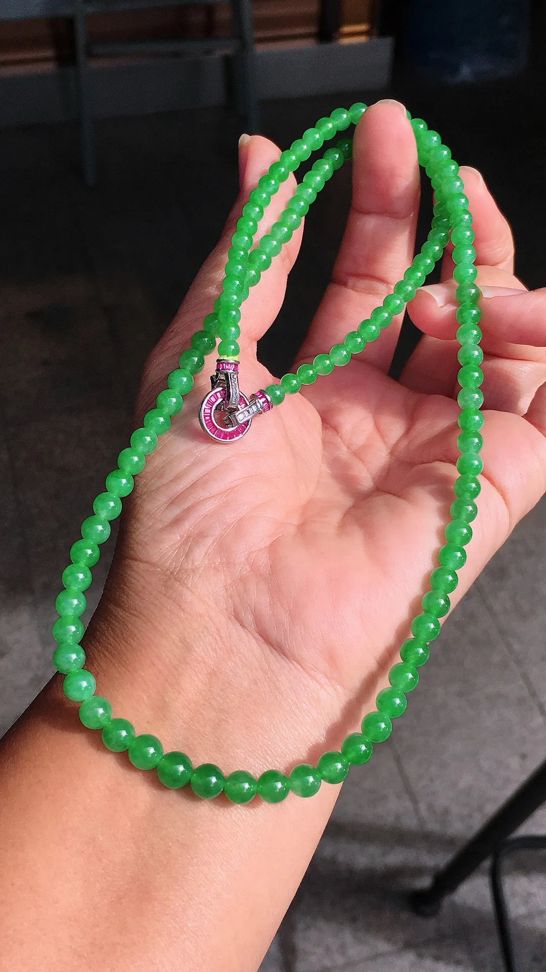 阳绿珠子项链，色泽均匀艳丽，玉质细腻，荧光感超
强，饱满圆润，尽显优雅气质，