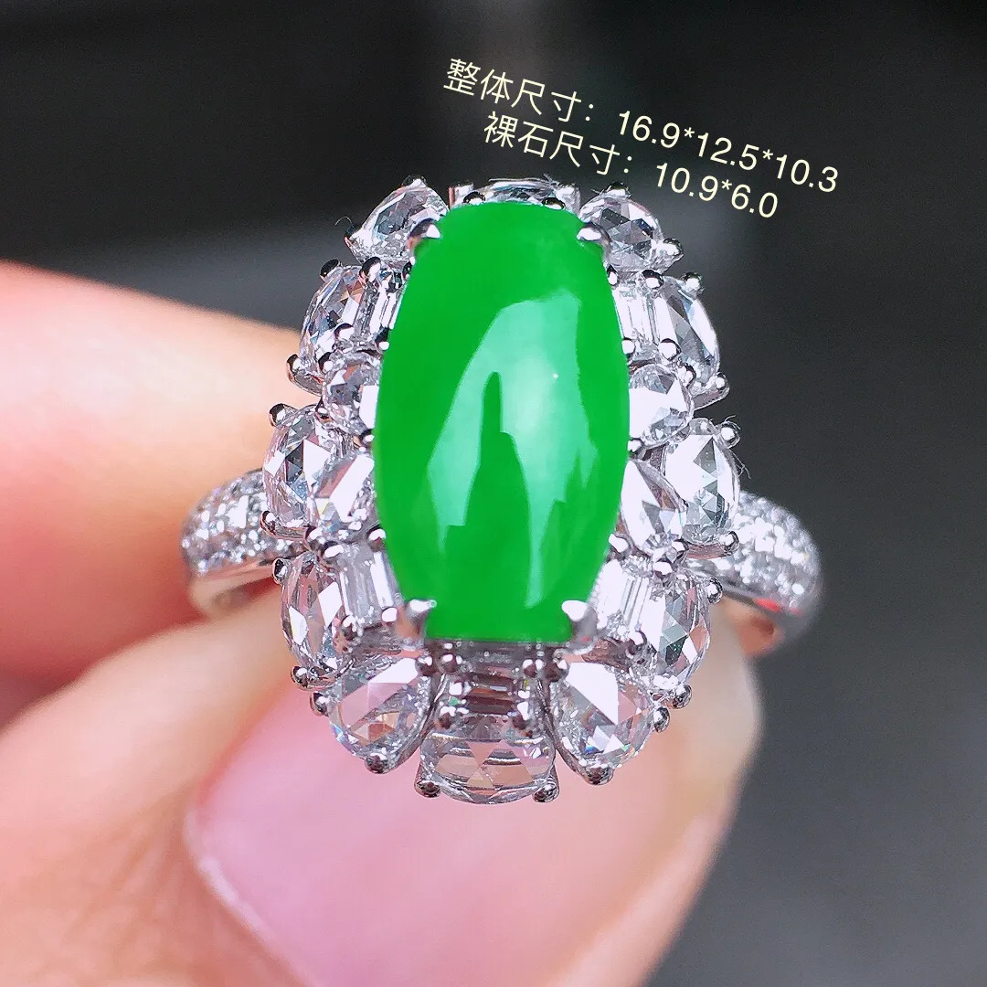 阳绿马鞍戒指，色泽均匀艳丽，玉质细腻，荧光感超
强，饱满圆润，尽显优雅气质，18k
金豪华镶嵌