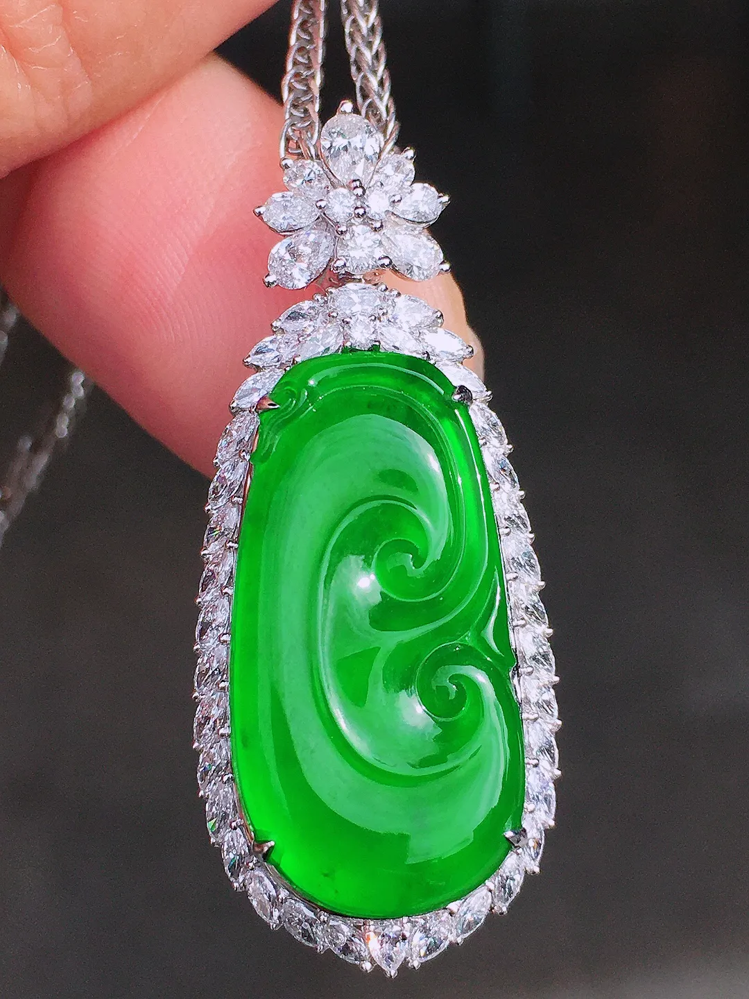 辣绿如意吊坠，色泽均匀浓郁，玉质细腻，荧光感超
强，饱满圆润，尽显优雅气质，18k
金豪华镶嵌