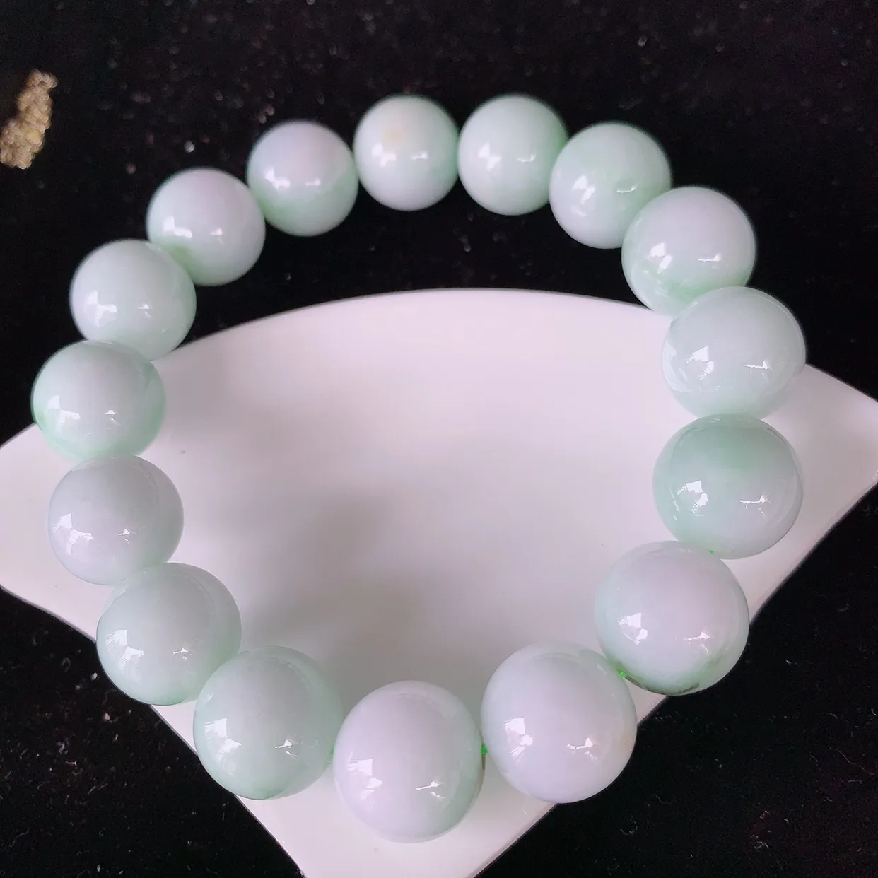 自然光实拍，冰润飘绿翡翠手串手链，种老水足， 冰清玉润  颜色漂亮  #002.1取一尺寸12.8