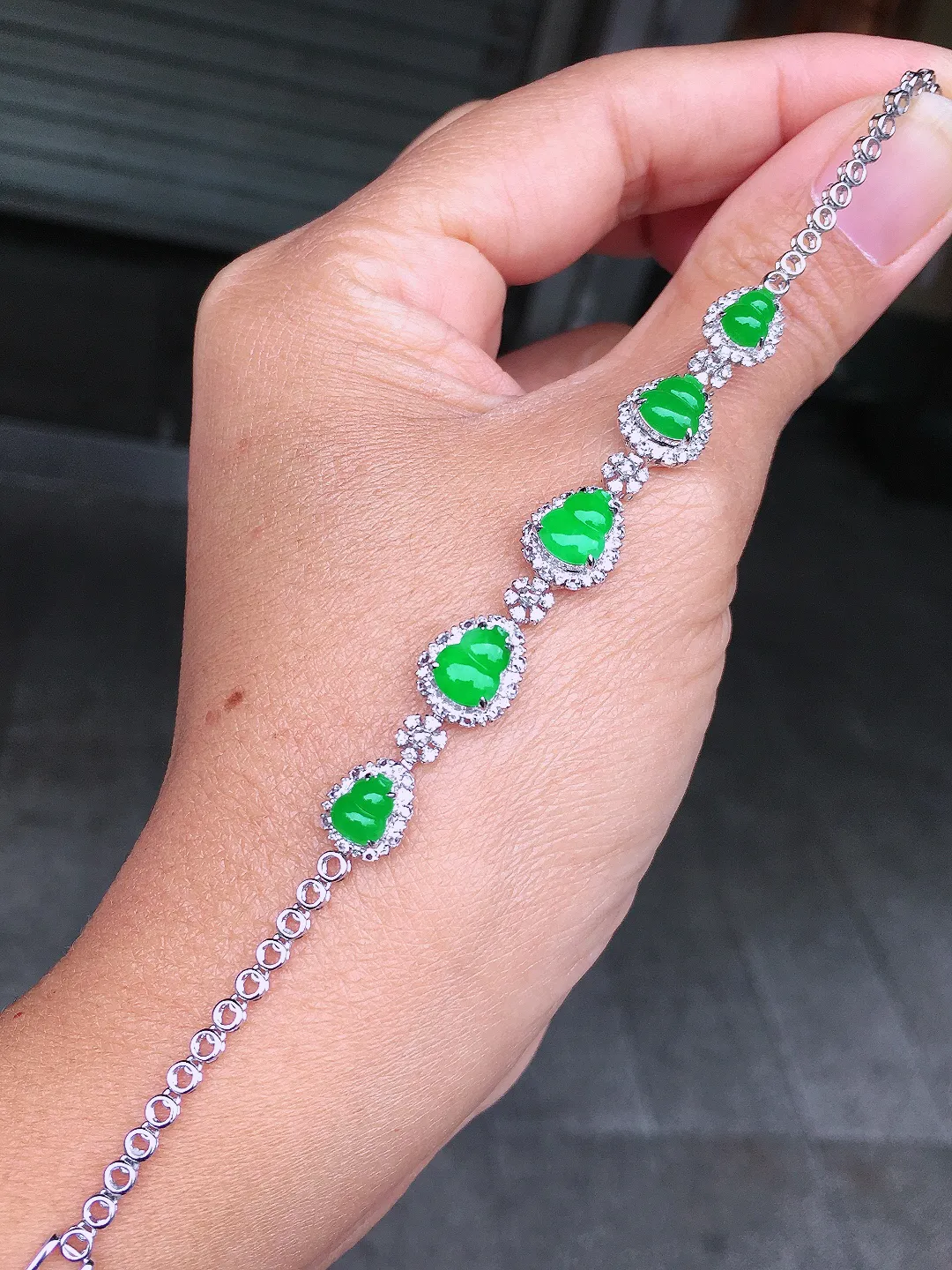 阳绿葫芦手链，色泽均匀艳丽，玉质细腻，荧光感超
强，饱满圆润，尽显优雅气质，18k
金豪华镶嵌