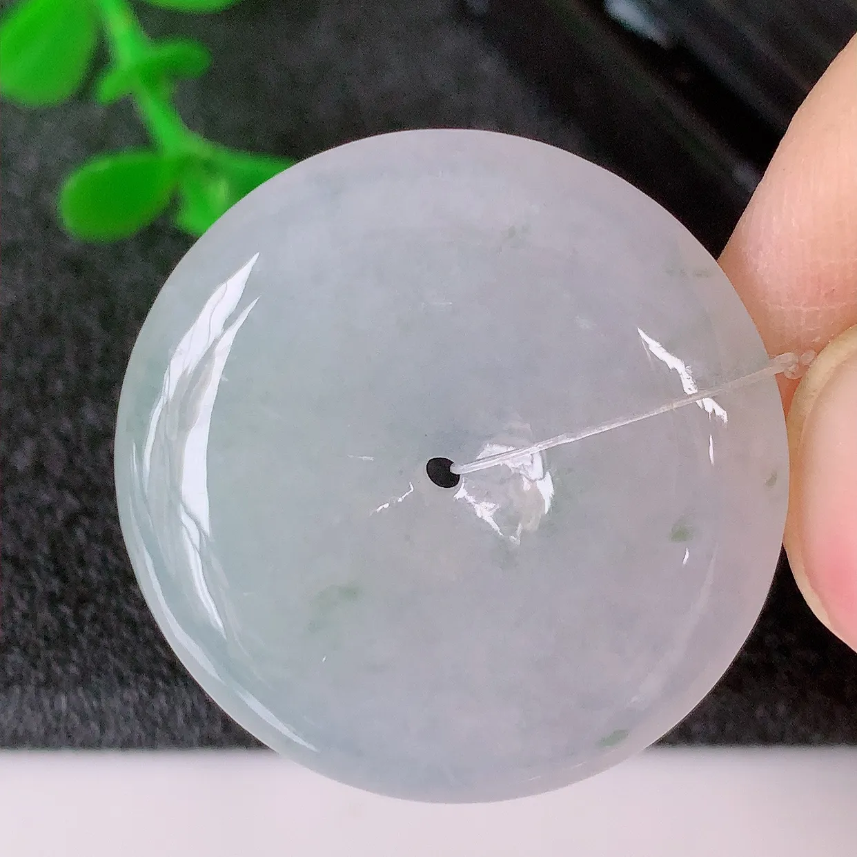 自然光实拍，冰种飘花翡翠平安扣吊坠，翠色灵动，种老水足，寓意好，品相佳，佩戴佳品！#49.17