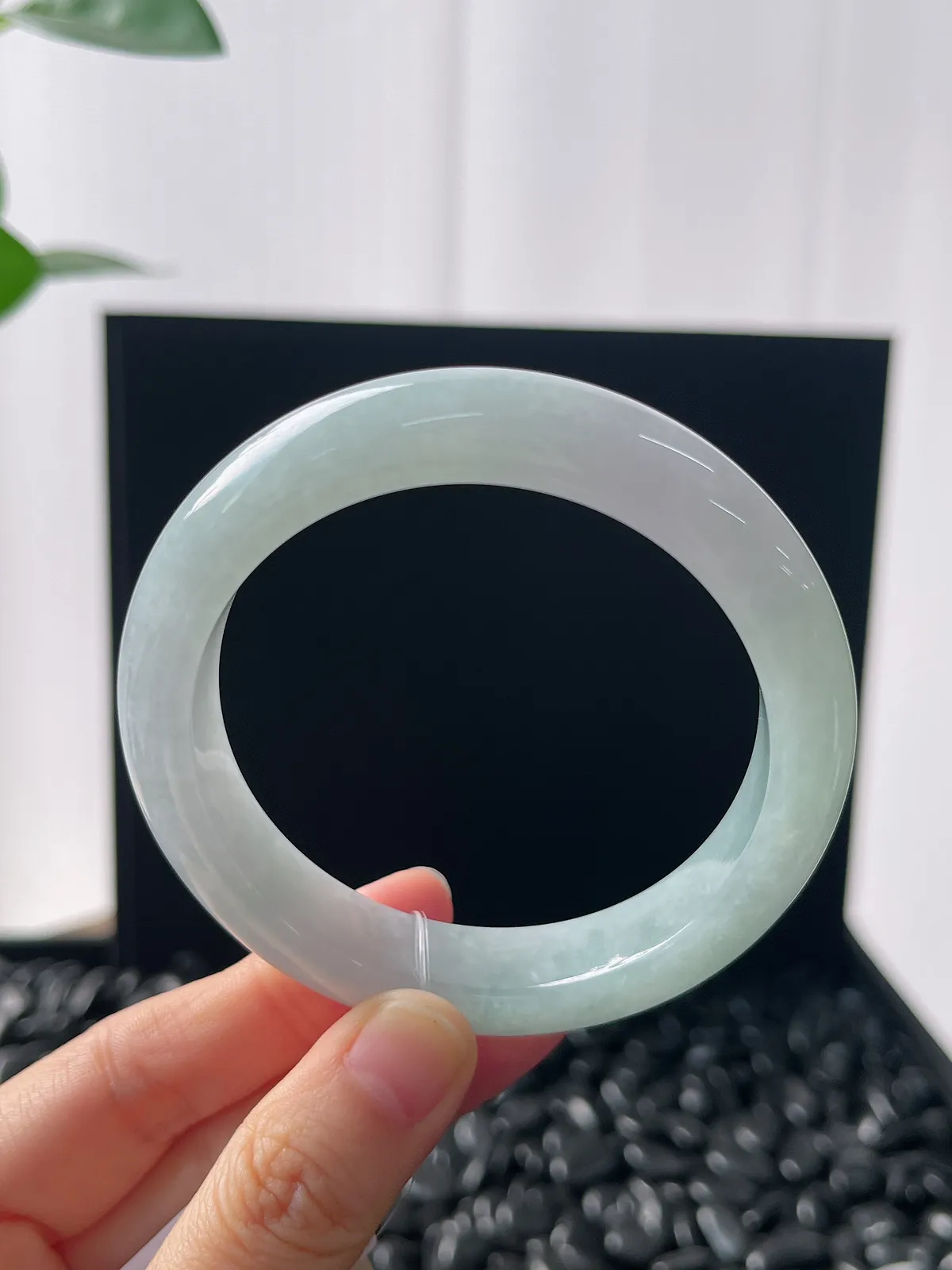 正圈56圈口，翡翠冰糯种浅绿底飘淡紫手镯