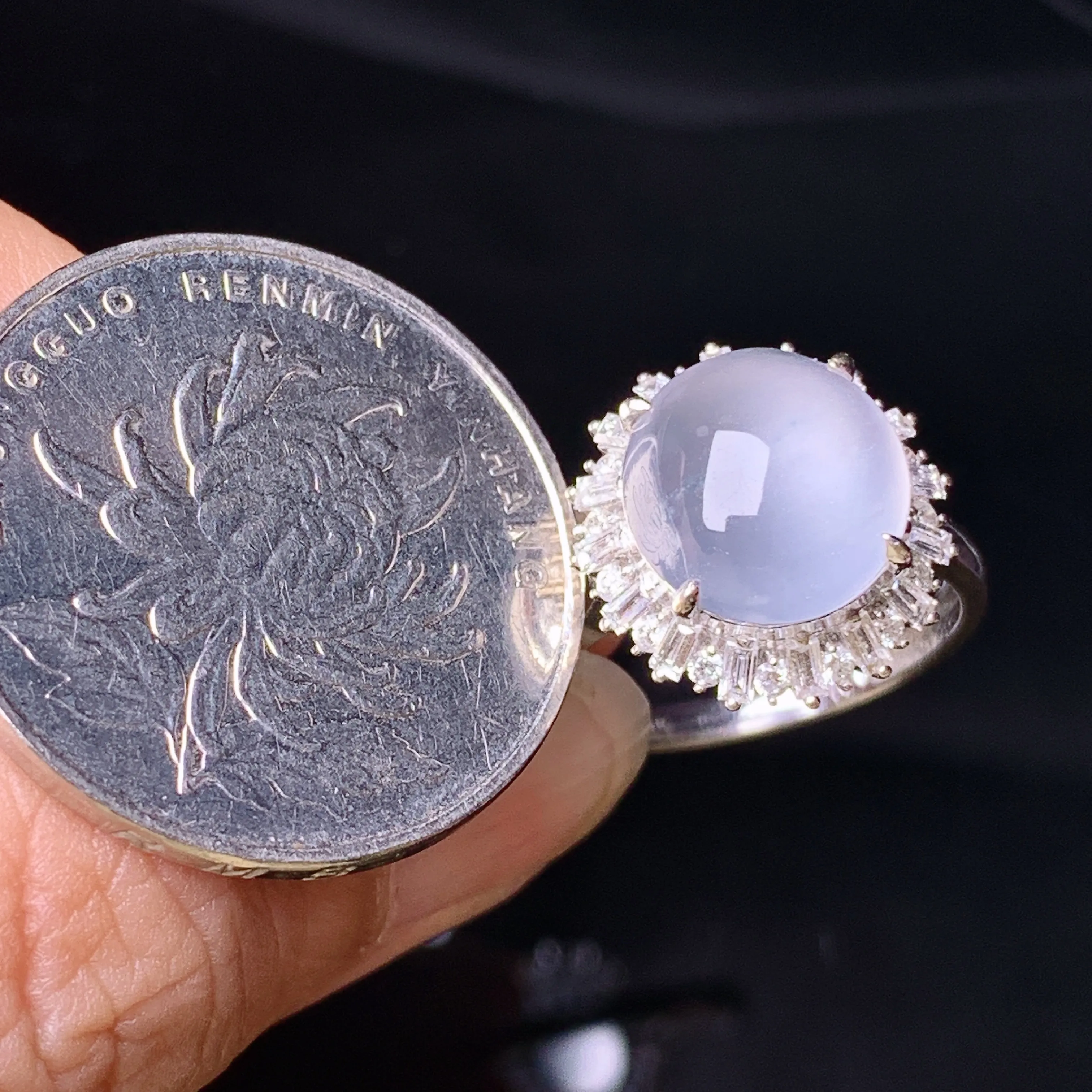 18k金钻镶嵌冰种蛋面戒指 玉质细腻 色泽清新艳丽 圈口15 整体尺寸15.5*14.5*9.5