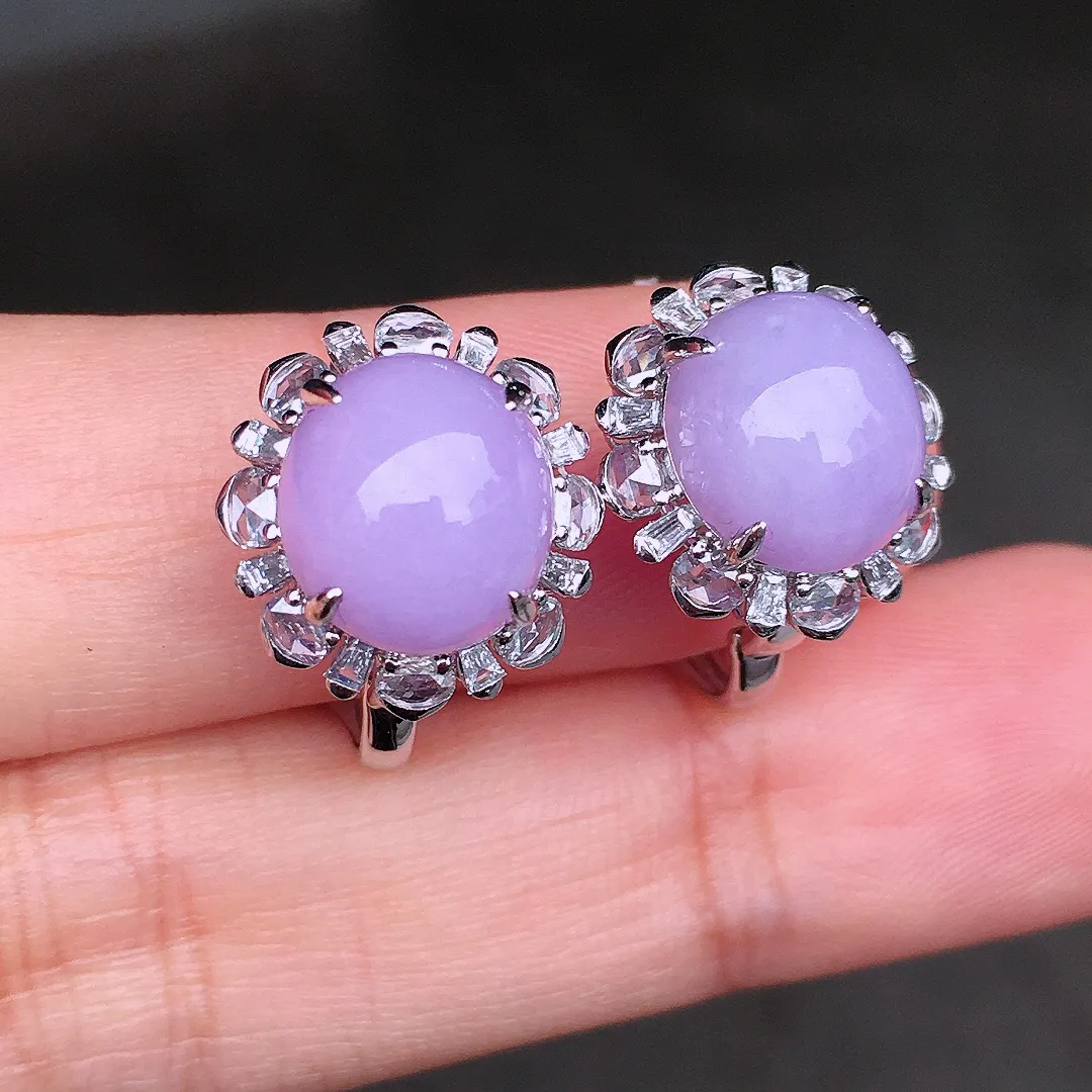 紫罗兰蛋面耳钉，色泽均匀艳丽，玉质细腻，荧光感超
强，饱满圆润，尽显优雅气质，18k
金豪华镶嵌