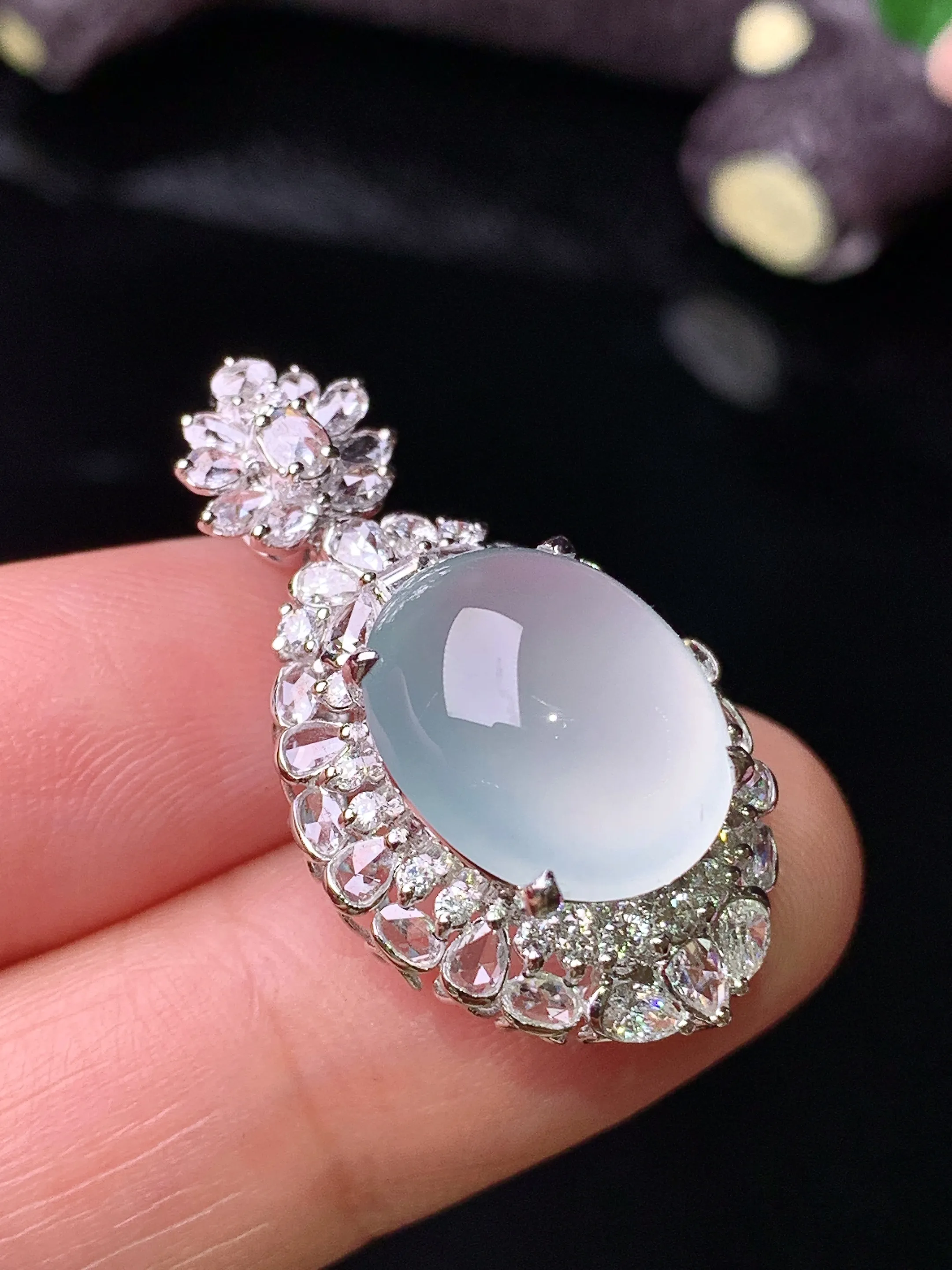 18k金钻镶嵌冰种蛋面吊坠 玉质细腻 色泽清新艳丽 整体尺寸30.8*17*13.2