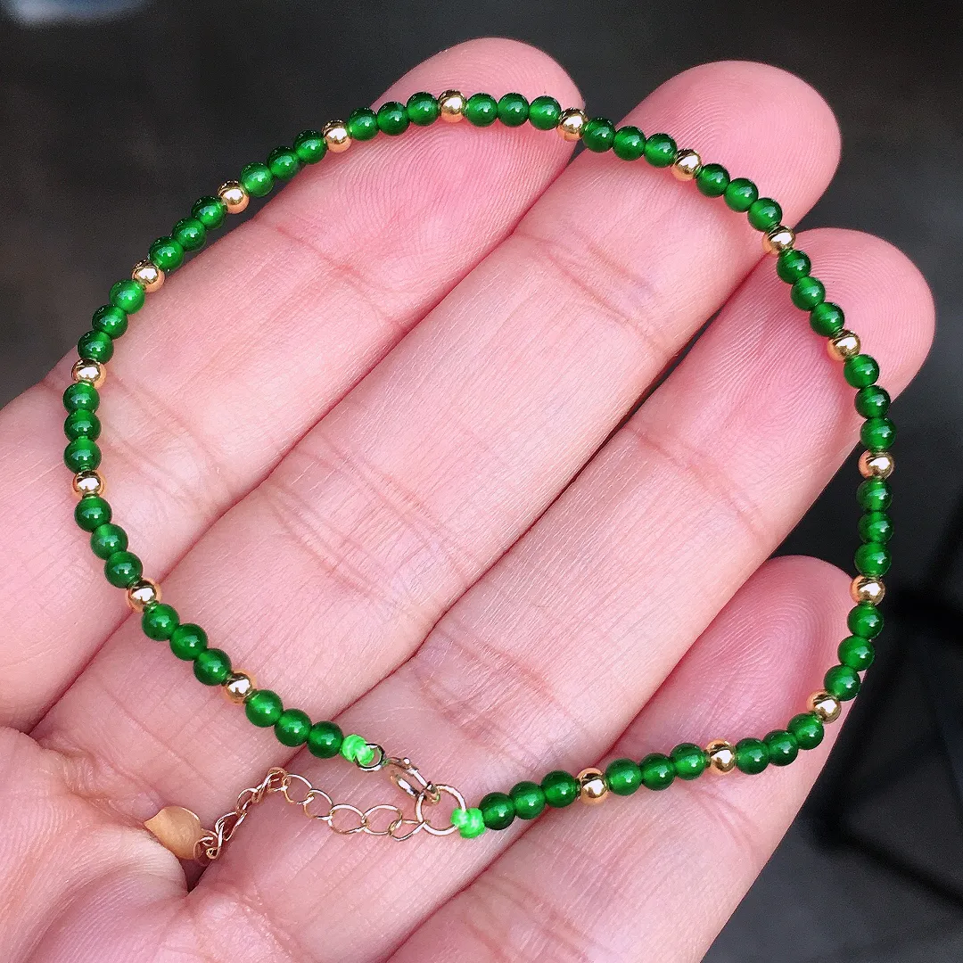阳绿珠子手链，色泽均匀艳丽，玉质细腻，荧光感超
强，饱满圆润，尽显优雅气质，18k
金豪华镶嵌