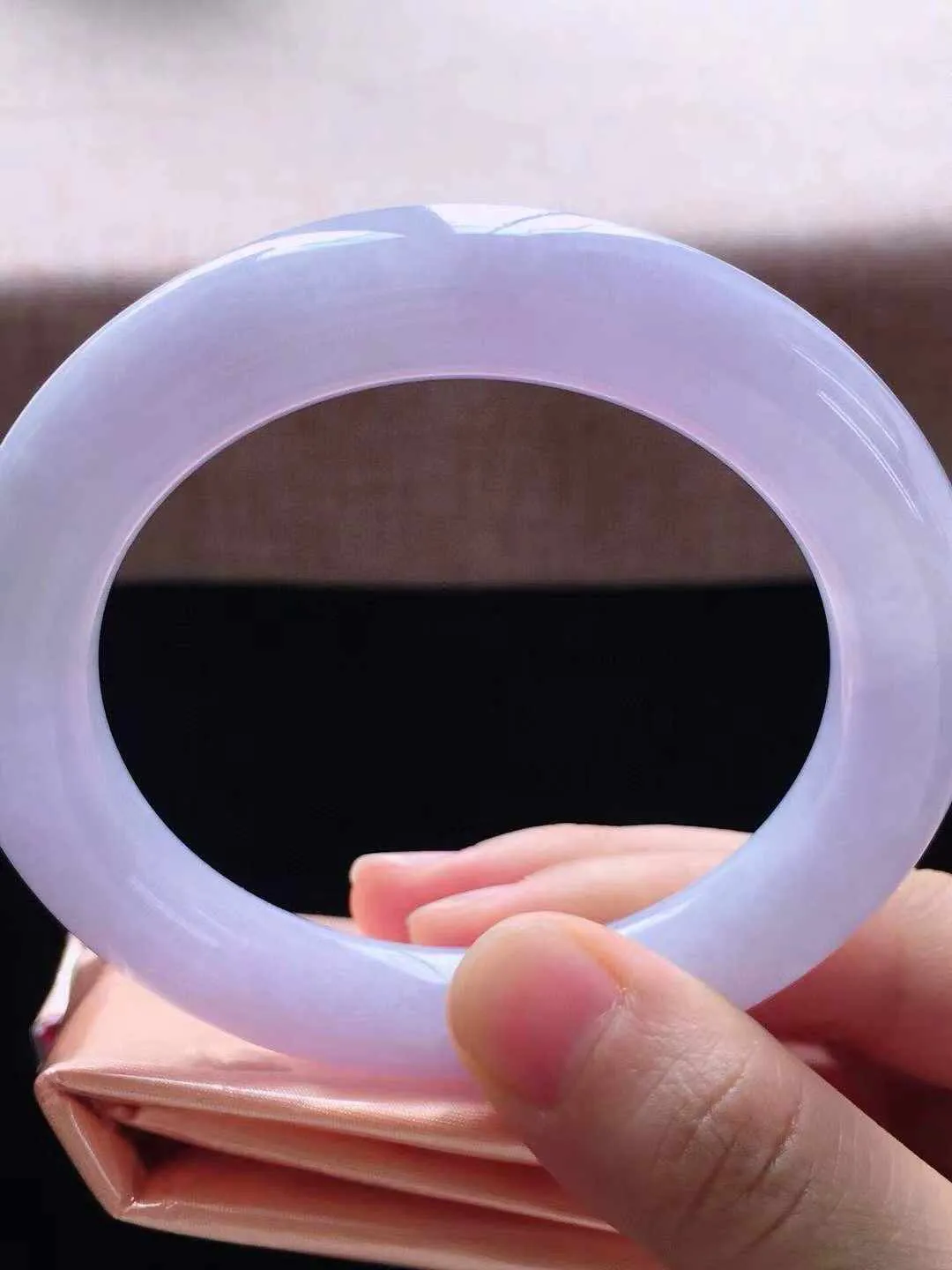 【翡翠名称】老种紫罗兰56.5圈口圆条翡翠手镯
【翡翠尺寸】56.5*11.2*11.2 mm适合56.5-58正圈口佩戴
【翡翠描述】缅甸天然翡翠A货，种老水足，玉质细腻，色泽靓丽，性价比高，佩戴效果好！