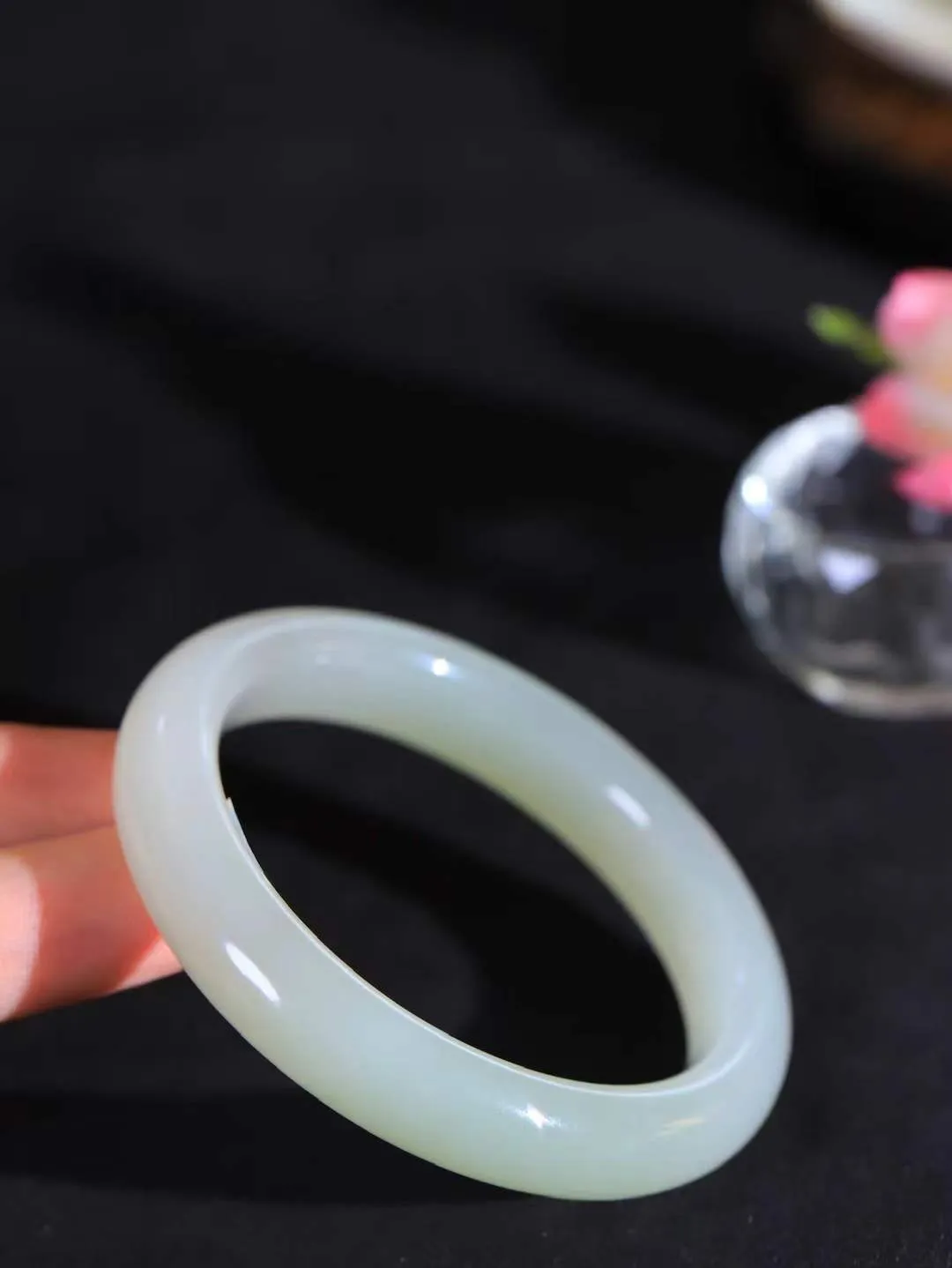 （一见倾心.手镯）

精品和田玉三色手镯，玉质温润细腻 油性十足 手感舒适，高华雅逸，线条流畅，简约大气，美自天成，素雅高贵。佩戴于腕间，婉约之美，举手投足间透出那低调奢华。重50克  尺寸55-11.6-8.9mm  561141836A