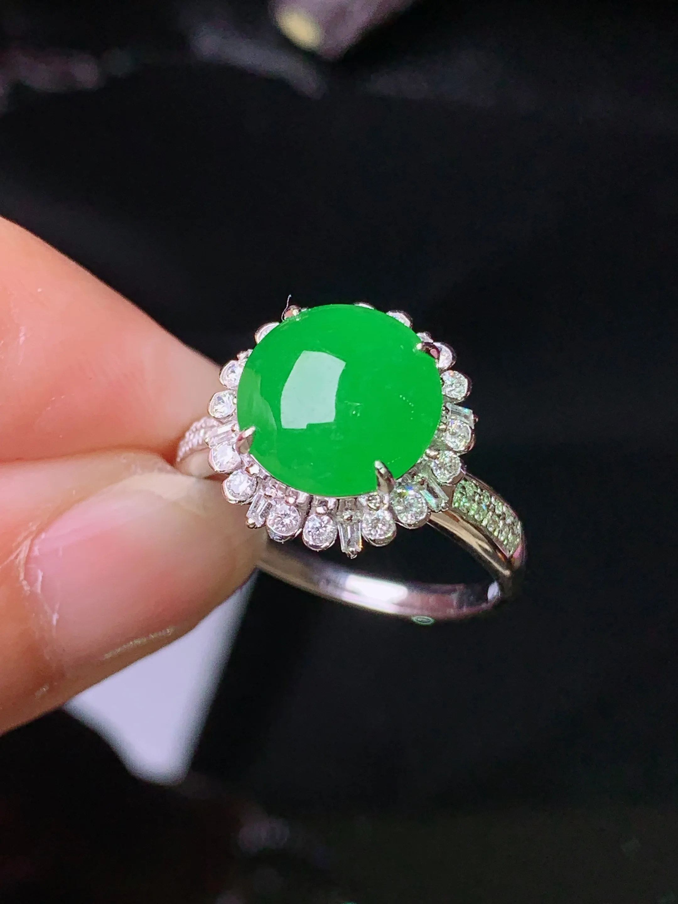 18k金钻镶嵌满绿蛋面戒指 玉质细腻 色泽清新艳丽 圈口14 整体尺寸13.5*13*10