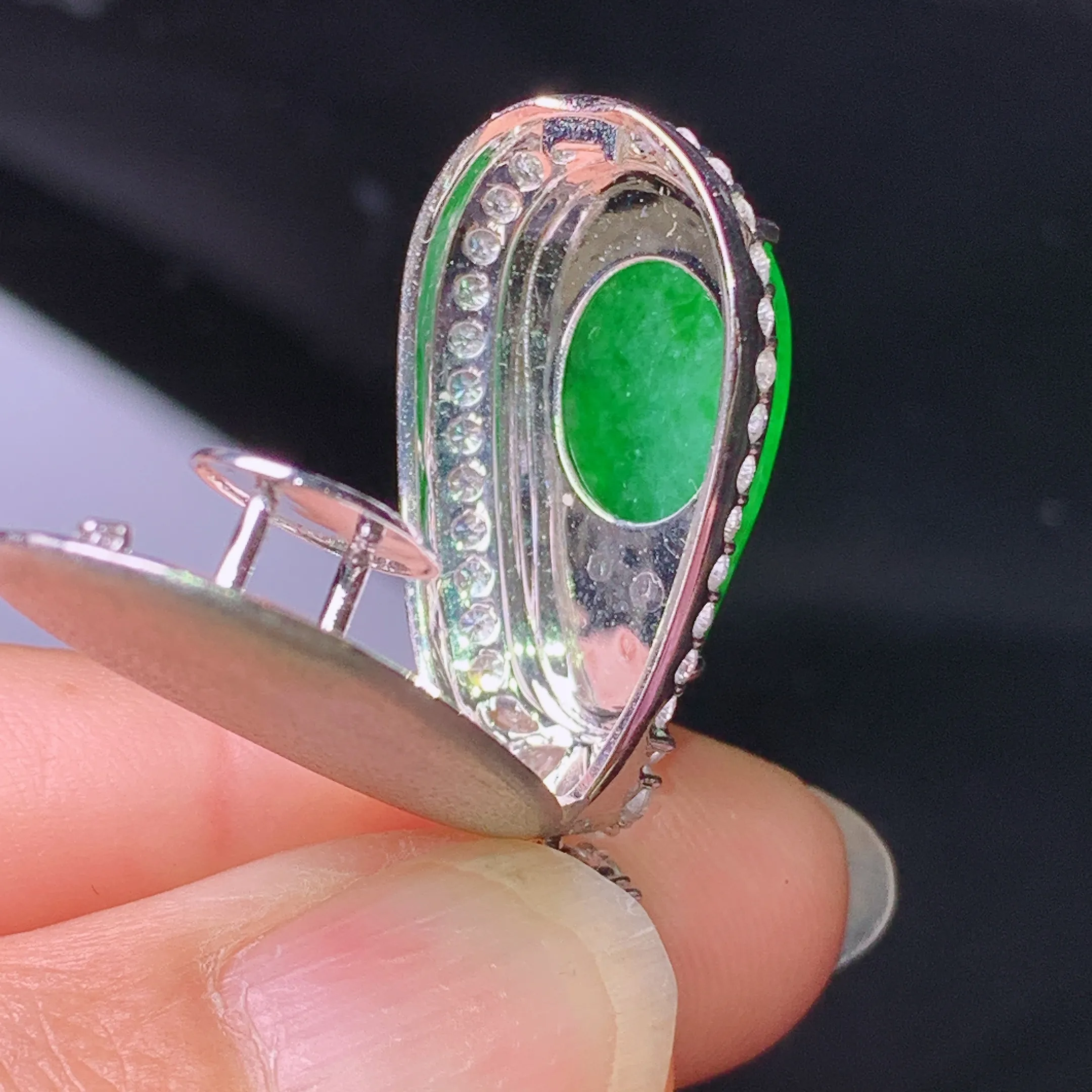 18k金钻镶嵌翠绿四季豆吊坠 玉质细腻 色泽清新艳丽 整体尺寸31*14*9.6