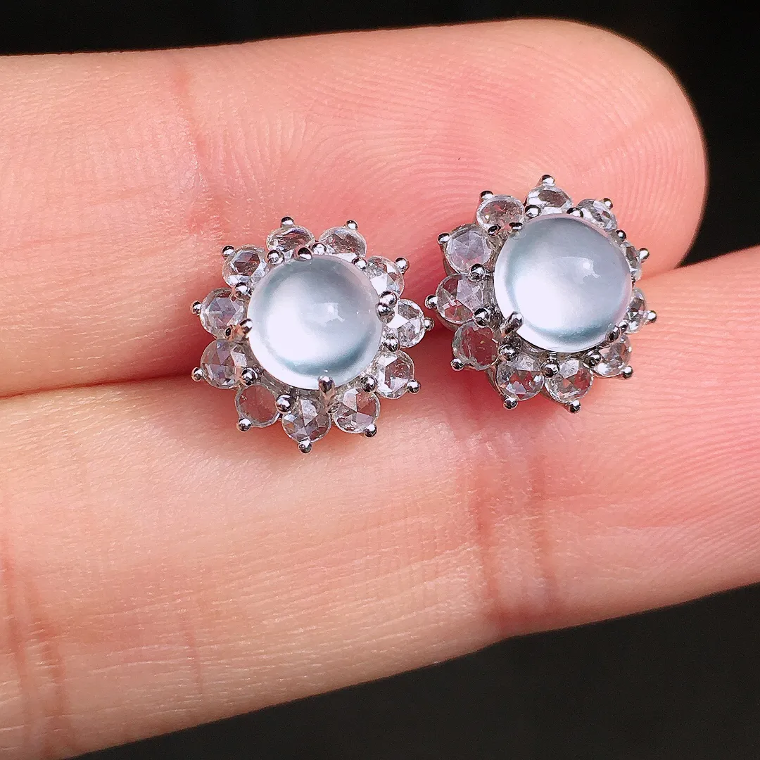 玻璃种蛋面耳钉，玉质细腻，荧光感超
强，饱满圆润，尽显优雅气质，18k
金豪华镶嵌