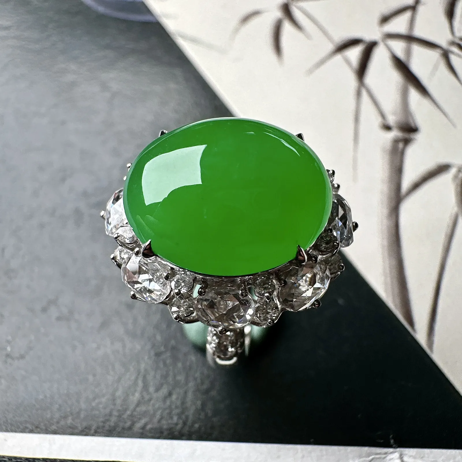 【冰种满绿蛋面戒指】质地细腻，通透闪亮，光泽耀眼，18k古法金钻镶嵌，裸石尺寸15.5*13.1*6.2毫米