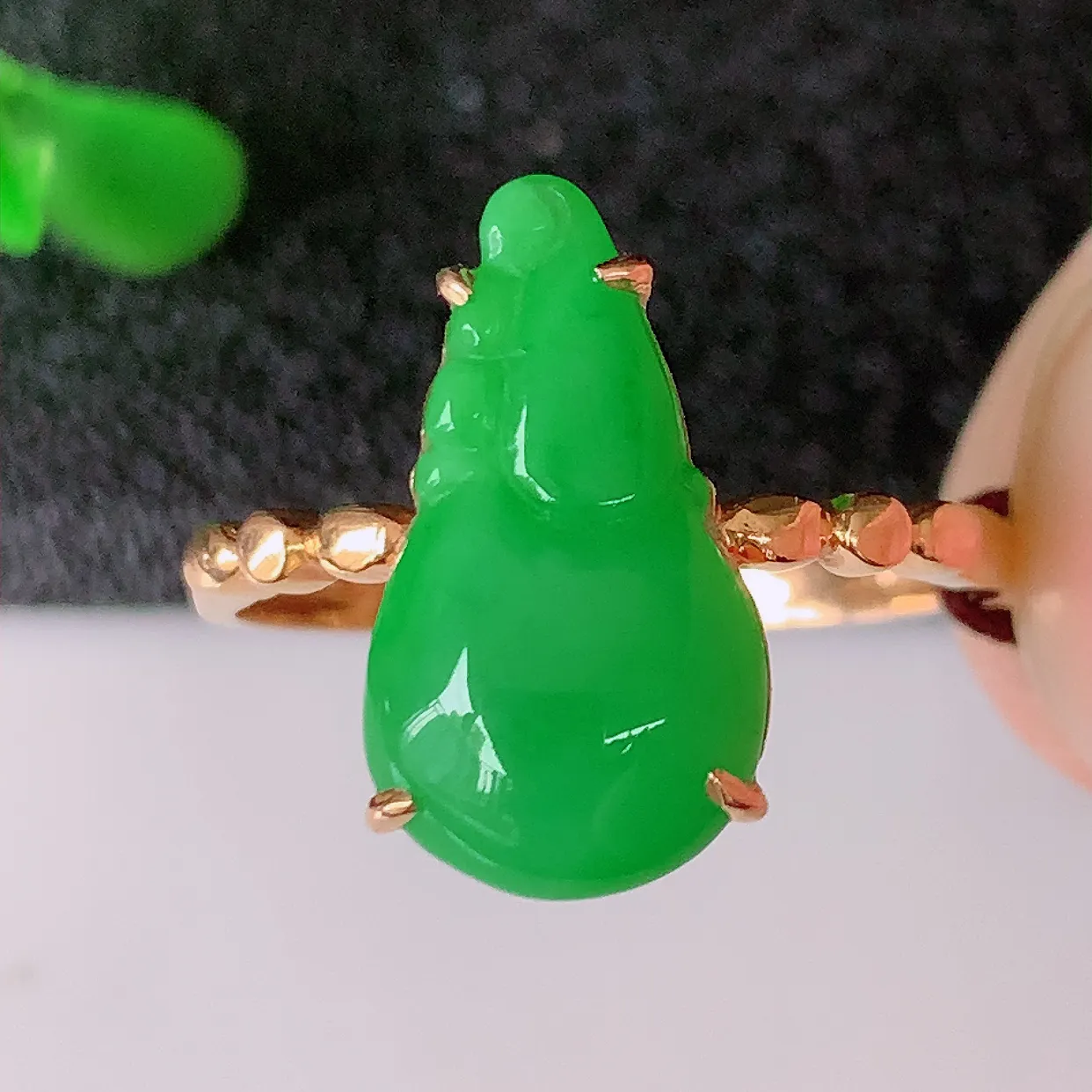 自然光实拍 18K金精工镶嵌翡翠满绿葫芦戒指，玉质细腻，翡翠色泽均匀，艳丽饱满，16圈口，款式高贵大气，上手亮眼，#01.17戒指整体21.5*17.8*4.5裸石15-8.8