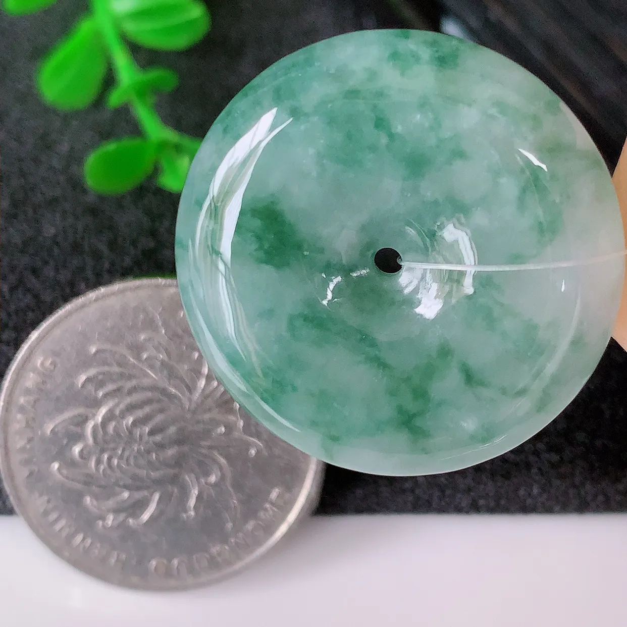 自然光实拍，冰胶飘花翡翠平安扣吊坠，翠色灵动，种老水足，寓意好，品相佳，佩戴佳品！#49.17