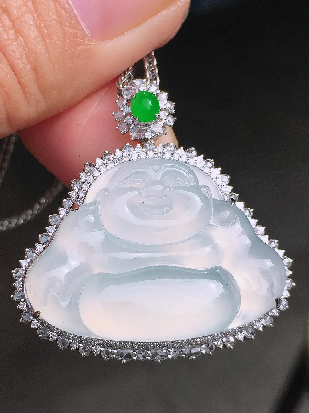 冰种佛公吊坠，色泽艳丽，玉质细腻，荧光感超
强，饱满圆润，尽显优雅气质，18k
金豪华镶嵌