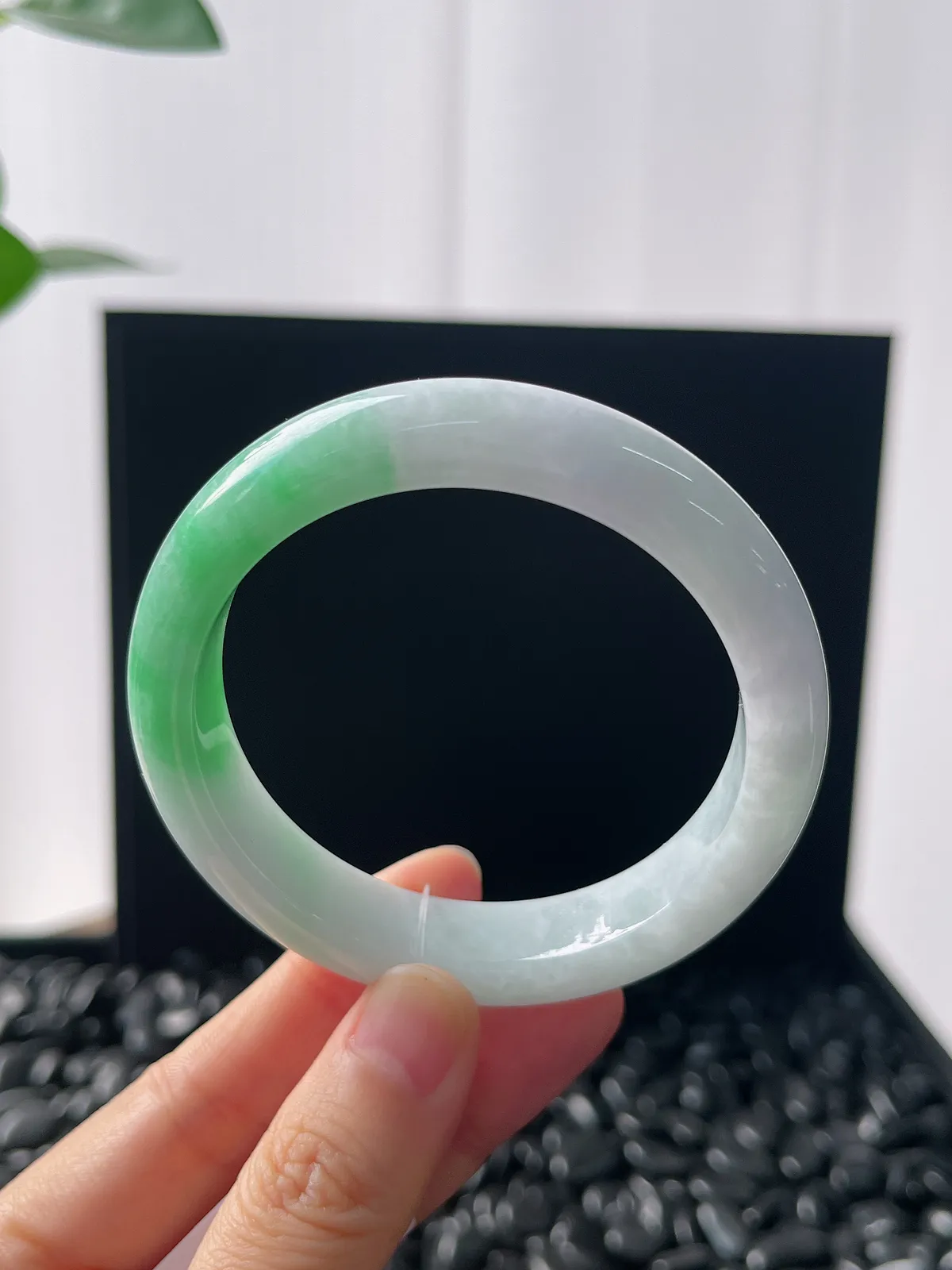 正圈54.5圈口，翡翠糯化种飘绿手镯