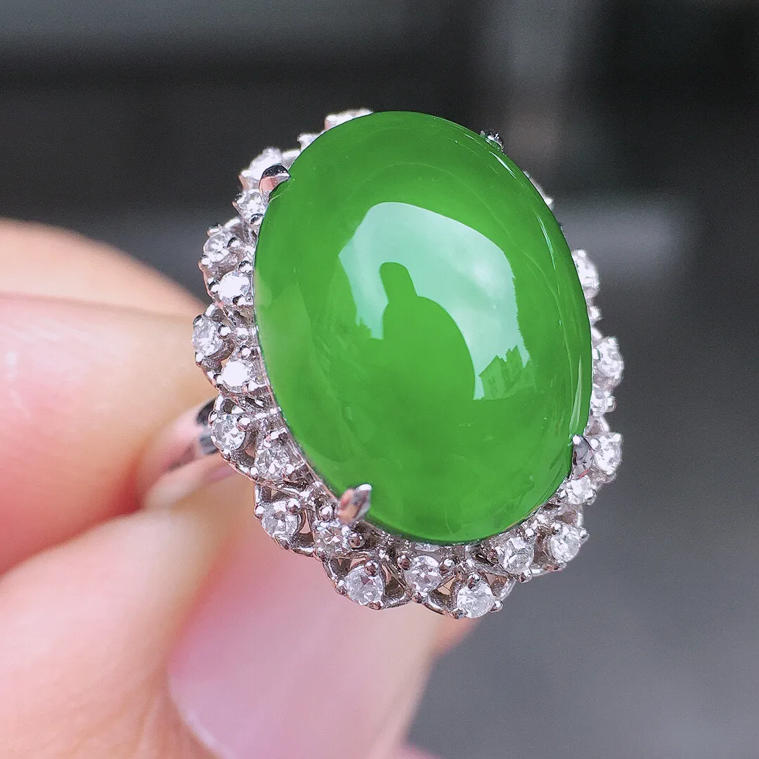 阳绿蛋面戒指，色泽均匀艳丽，玉质细腻，荧光感超
强，饱满圆润，尽显优雅气质，18k
金豪华镶嵌