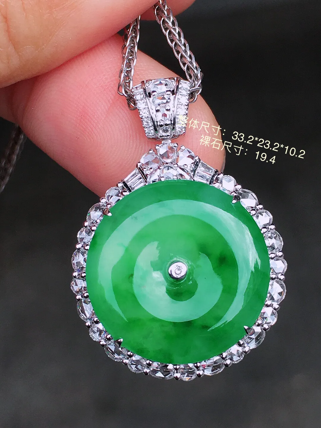 阳绿平安扣吊坠，色泽均匀艳丽，玉质细腻，荧光感超
强，饱满圆润，尽显优雅气质，18k
金豪华镶嵌