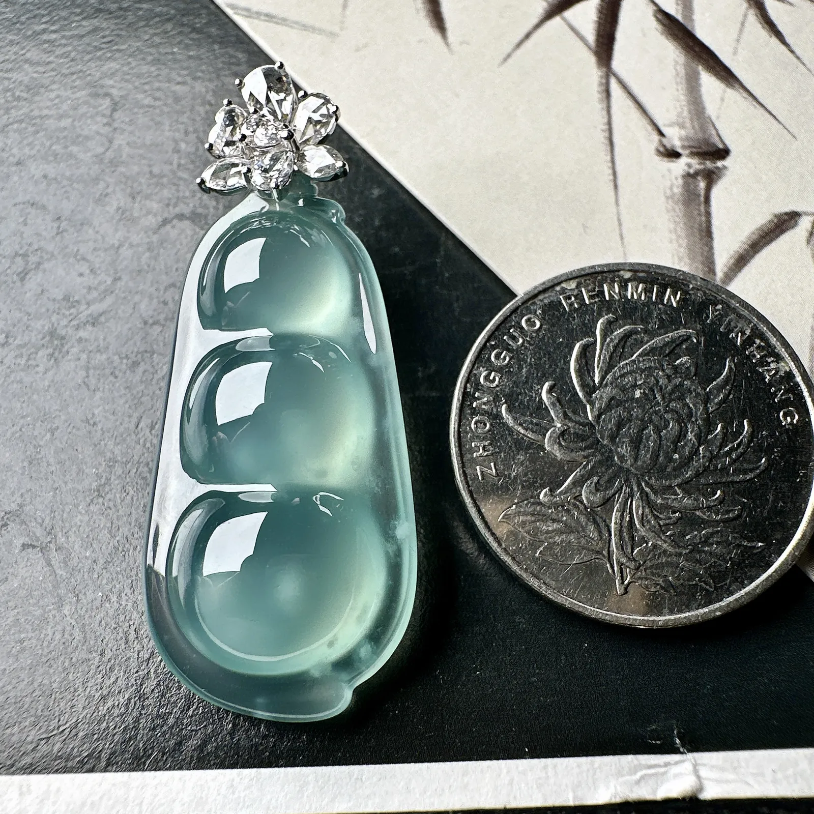 【冰种福豆吊坠】天空蓝老料，起钢光，种地上乘，冰感十足，通透起光，饱满圆润，收藏品质，18k金钻镶嵌