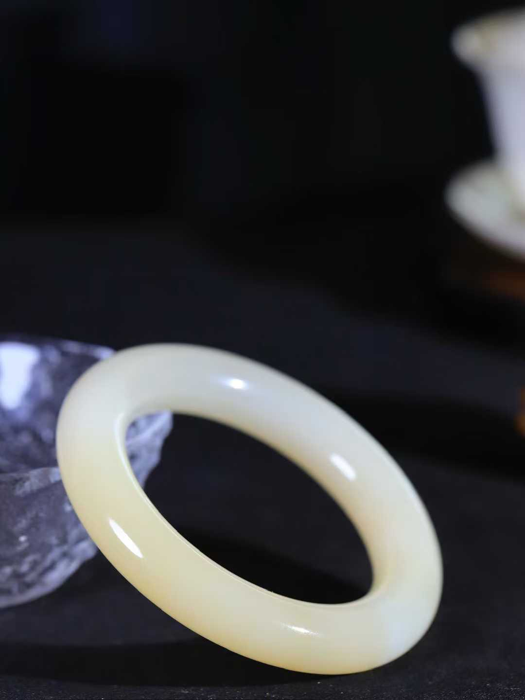 【腕间柔情.手镯】   

精品️和田玉糖白玉圆条手镯 玉质温润细腻 油性十足 古朴秀雅 轻抚岁月的栏杆软香温玉，腕间玉镯轻轻晃动，令人情动心间，撷一缕月末的芬芳，把心思铺陈，时光静美，惟有你最温柔。重81克   尺寸54.5-12.7-13.2mm  461141900T