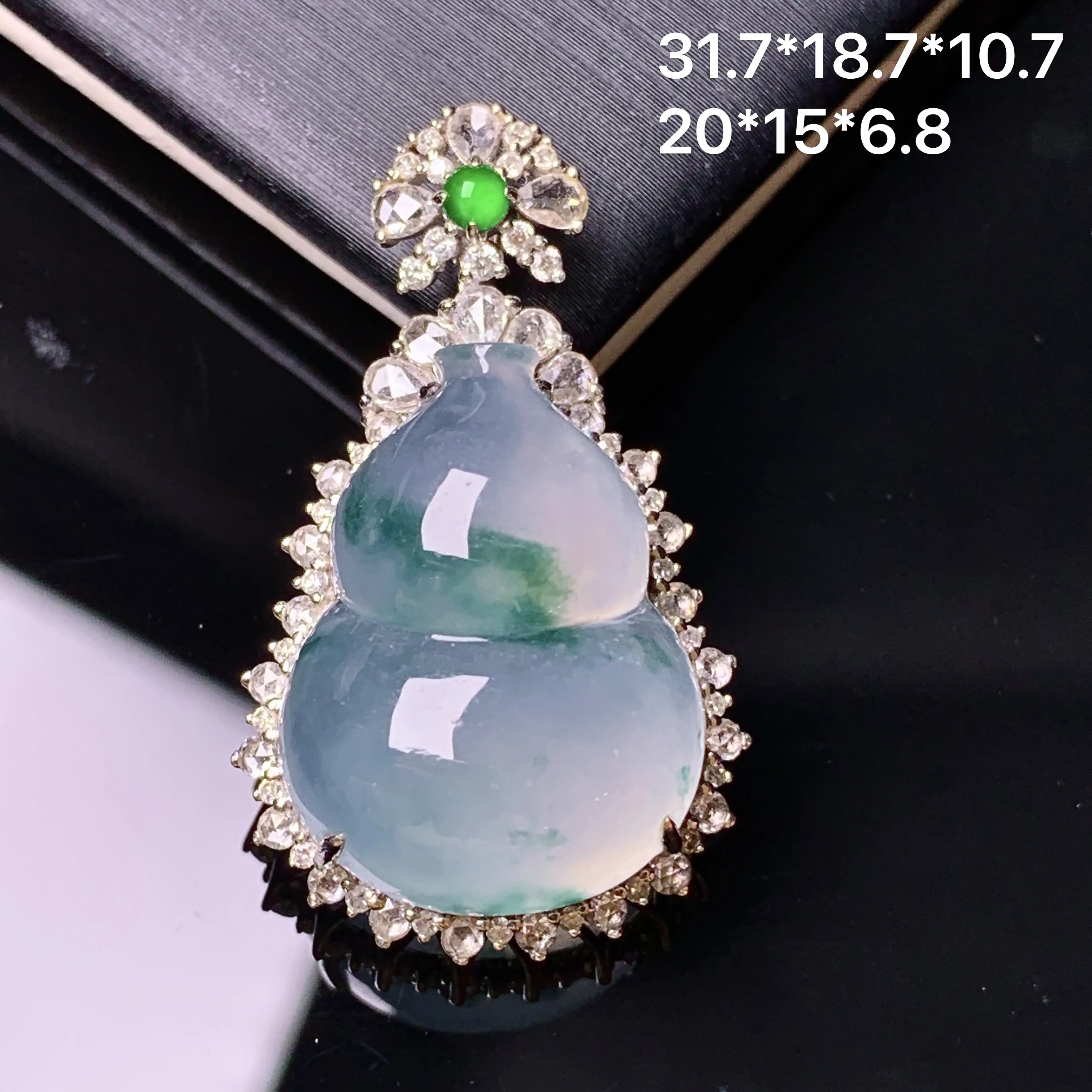 18k金钻镶嵌冰种飘绿葫芦吊坠 玉质细腻 色泽清新艳丽 整体尺寸31.7*18.7*10.7