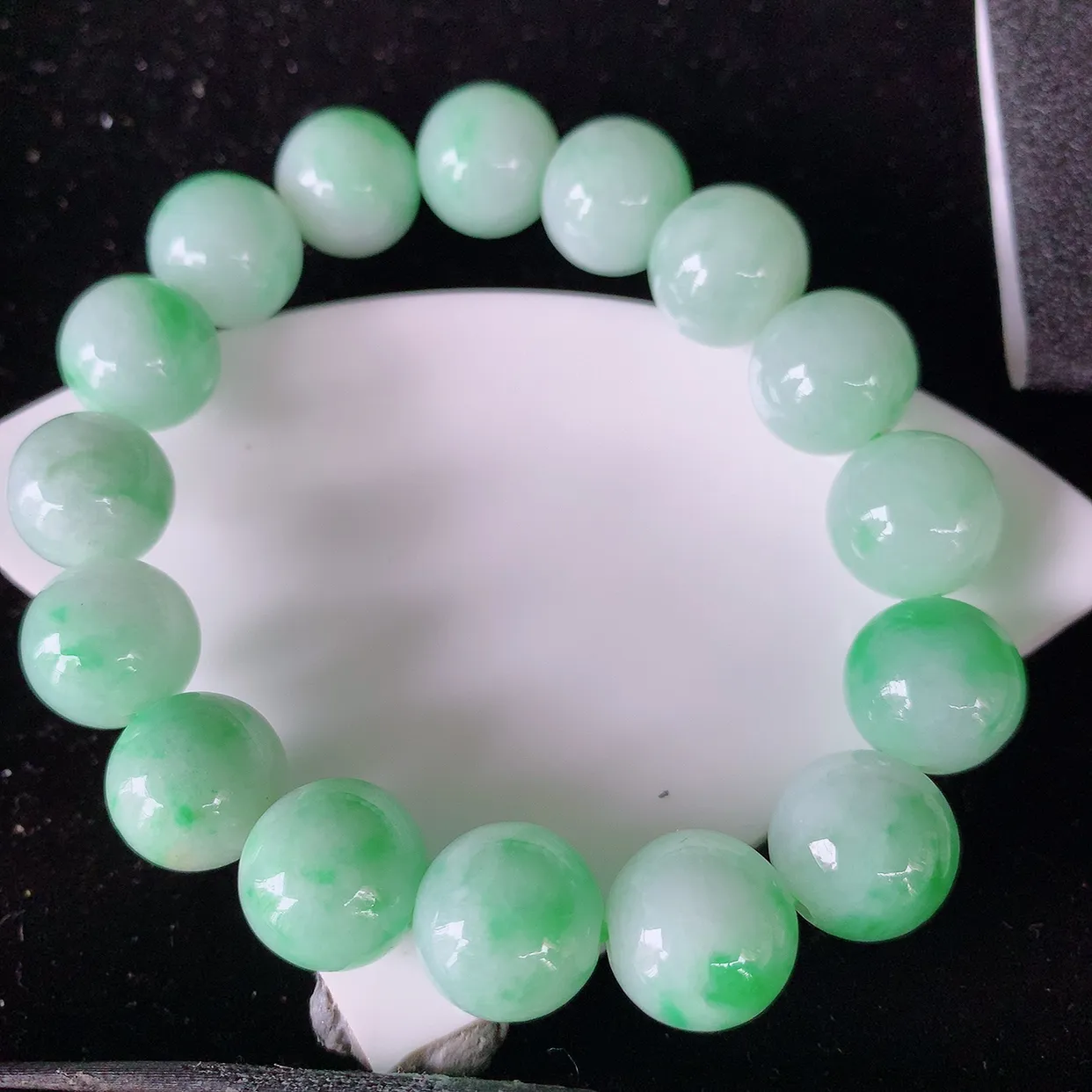 自然光实拍，冰润飘绿翡翠手串手链，种老水足，冰清玉润  颜色漂亮  #001.1取一尺寸12.6mm