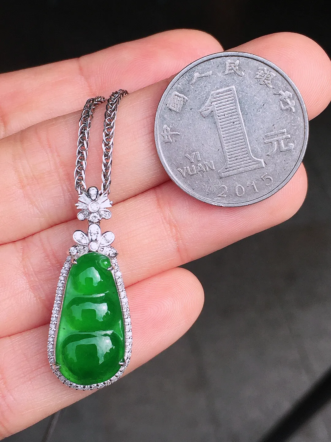 阳绿福豆吊坠，色泽均匀艳丽，玉质细腻，荧光感超
强，饱满圆润，尽显优雅气质，18k
金豪华镶嵌