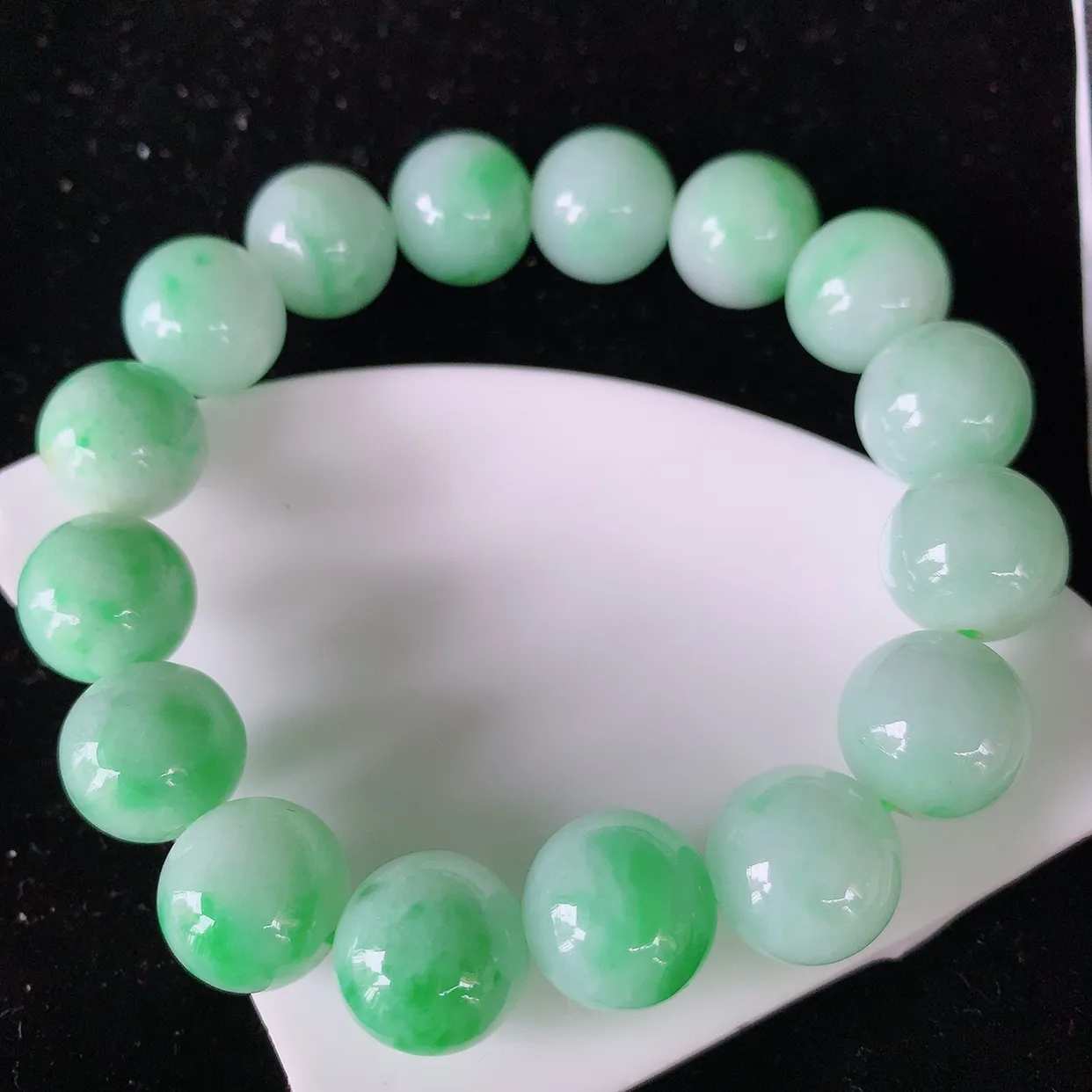 自然光实拍，冰润飘绿翡翠手串手链，种老水足，冰清玉润  颜色漂亮  #001.1取一尺寸12.6mm