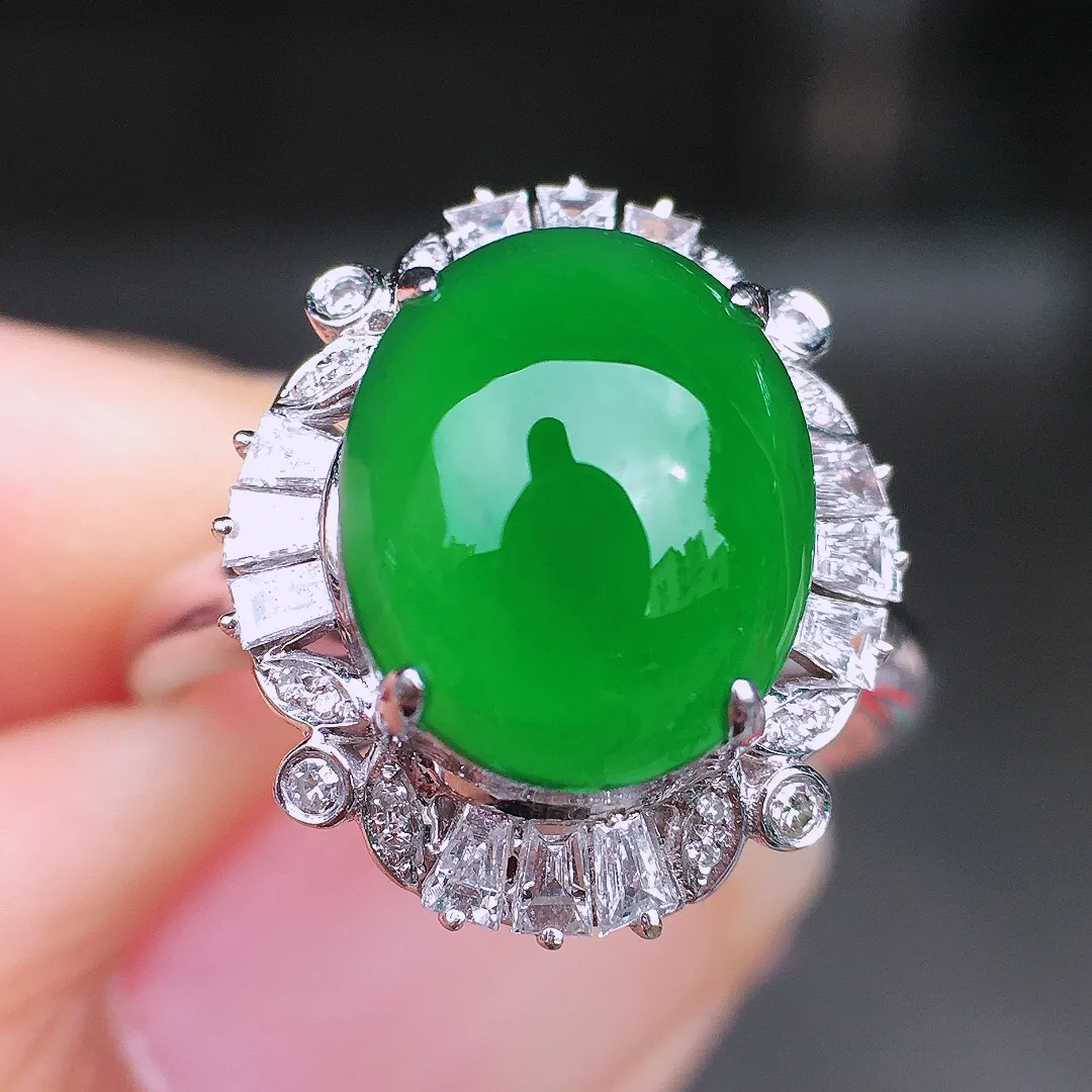 满绿蛋面戒指，色泽均匀浓郁，玉质细腻，荧光感超
强，饱满圆润，尽显优雅气质，18k
金豪华镶嵌