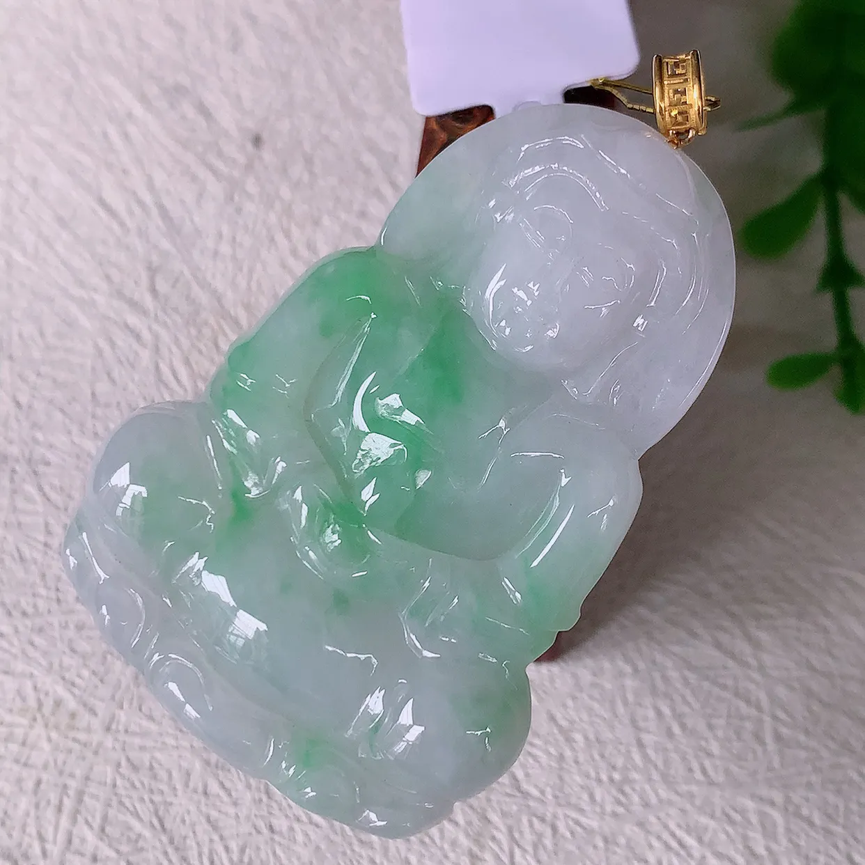 18K金镶嵌冰润飘绿翡翠观音菩萨吊坠，赐福翡翠观音，观音面相端庄，品相佳，佩戴气质！#35.17整体55裸石50.5-34.5-5.6