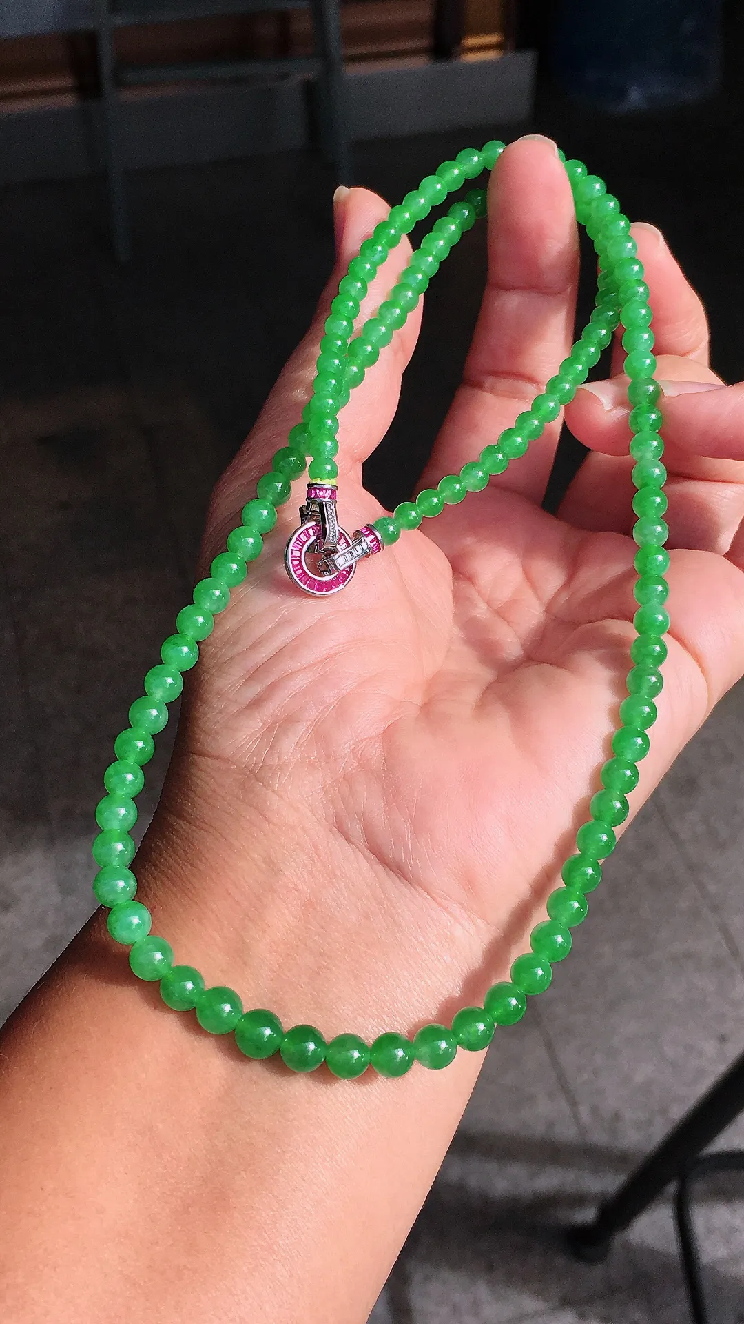 阳绿珠子项链，色泽均匀艳丽，玉质细腻，荧光感超
强，饱满圆润，尽显优雅气质，