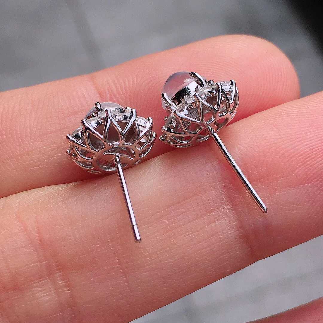 玻璃种蛋面耳钉，玉质细腻，荧光感超
强，饱满圆润，尽显优雅气质，18k
金豪华镶嵌