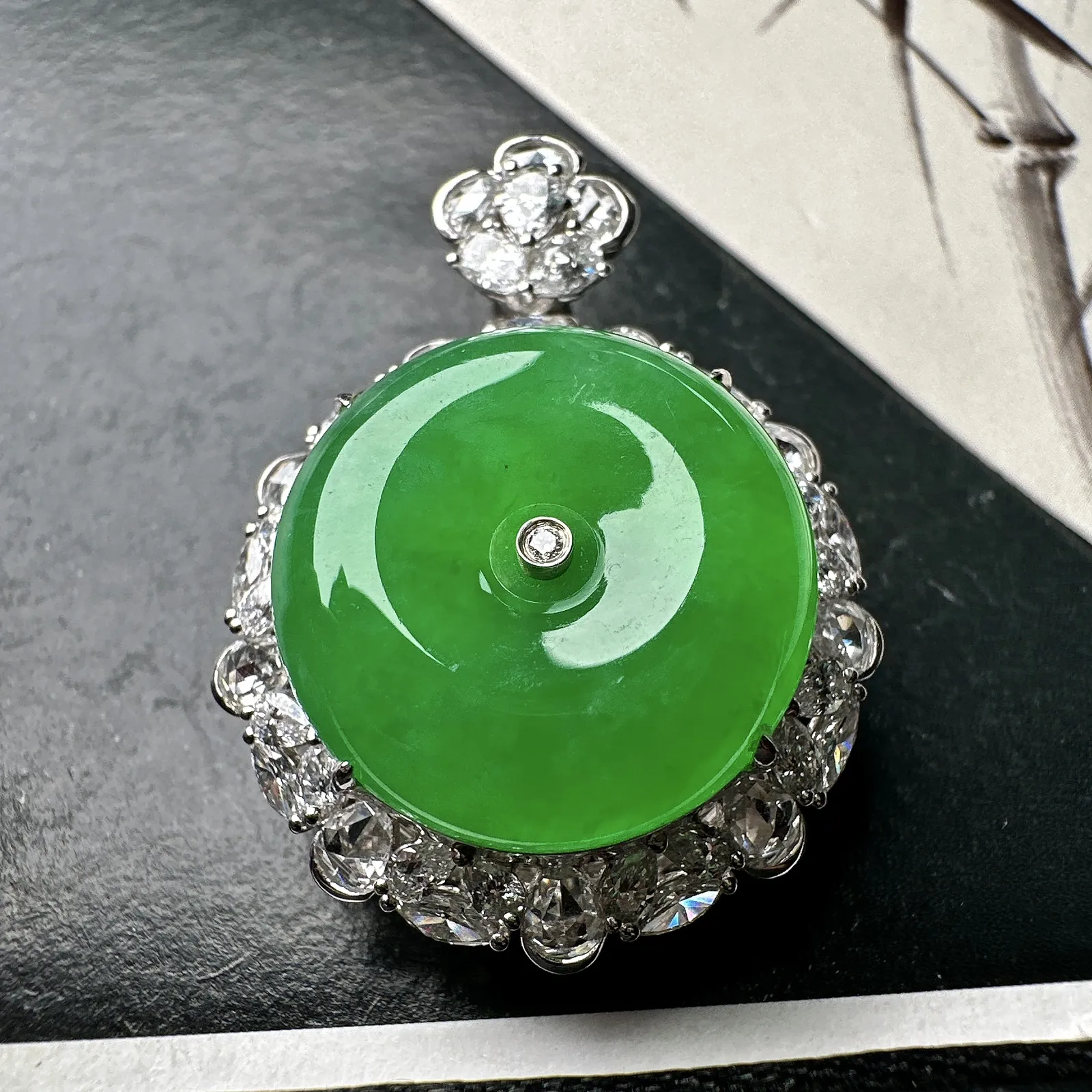 【冰种满绿平安扣】质地非常细腻，冰润十足，种老冰透，18k金钻镶嵌，裸石尺寸19.4*6.3毫米，收