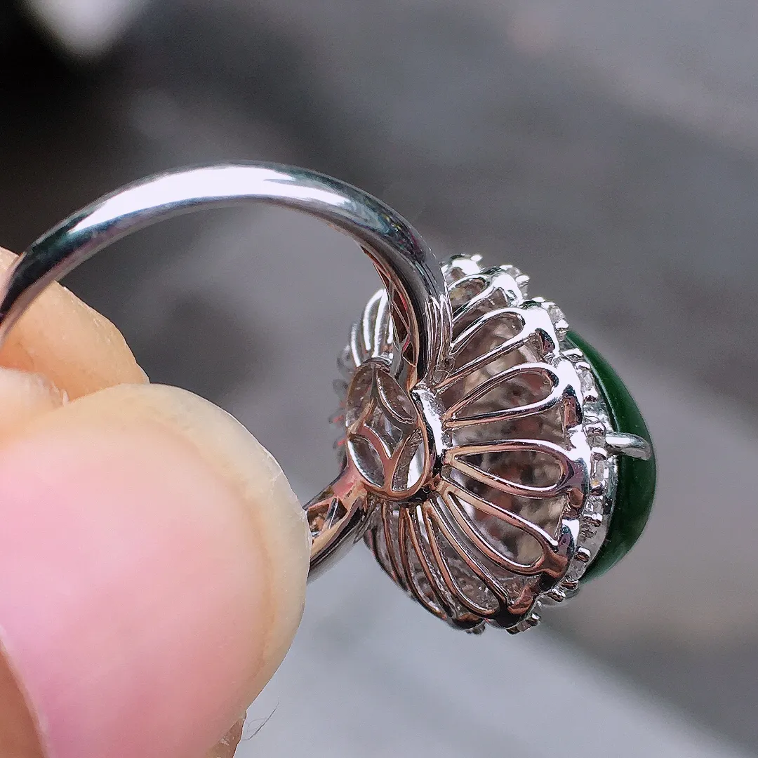 阳绿蛋面戒指，色泽均匀艳丽，玉质细腻，荧光感超
强，饱满圆润，尽显优雅气质，18k
金豪华镶嵌