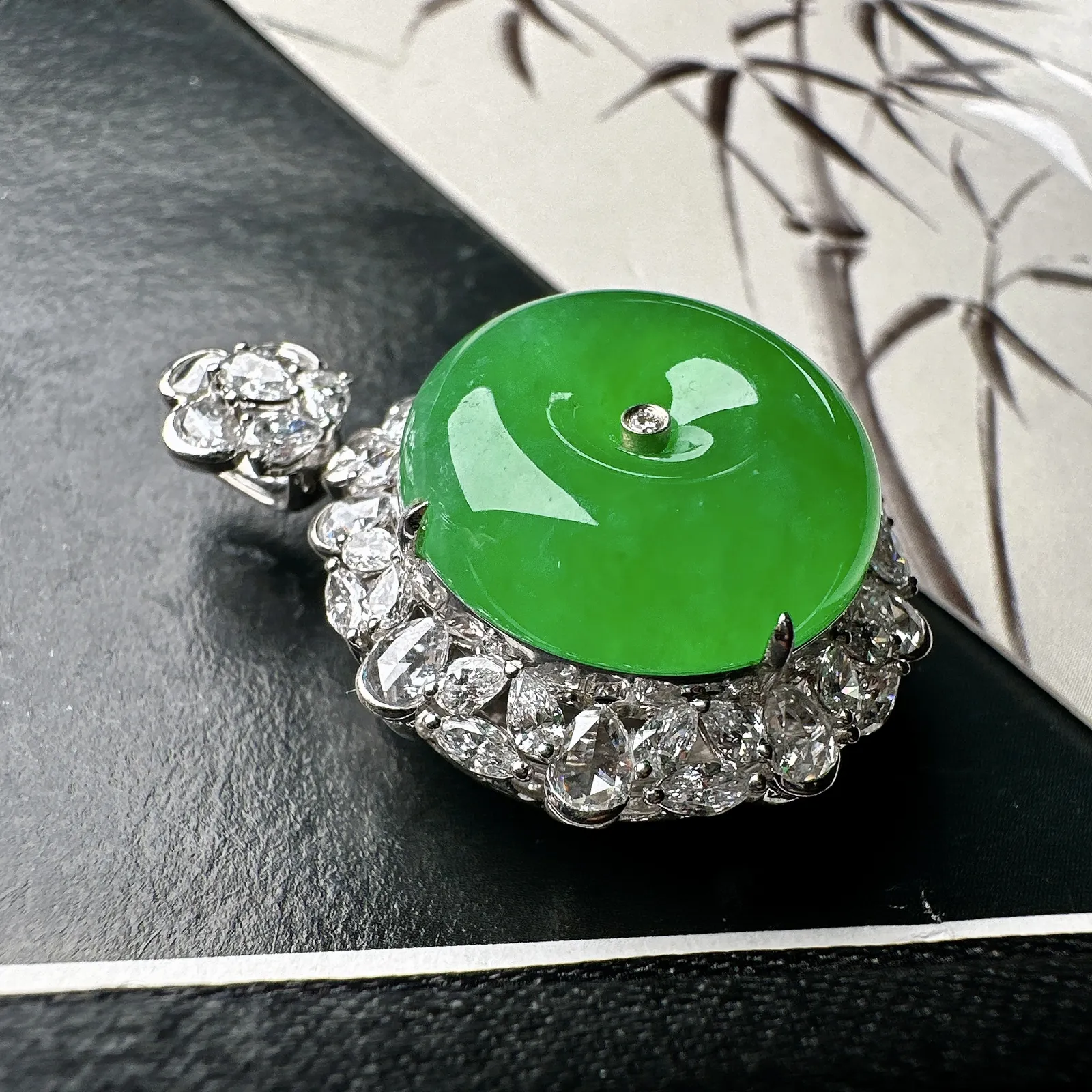 【冰种满绿平安扣】质地非常细腻，冰润十足，种老冰透，18k金钻镶嵌，裸石尺寸19.4*6.3毫米，收藏品质
