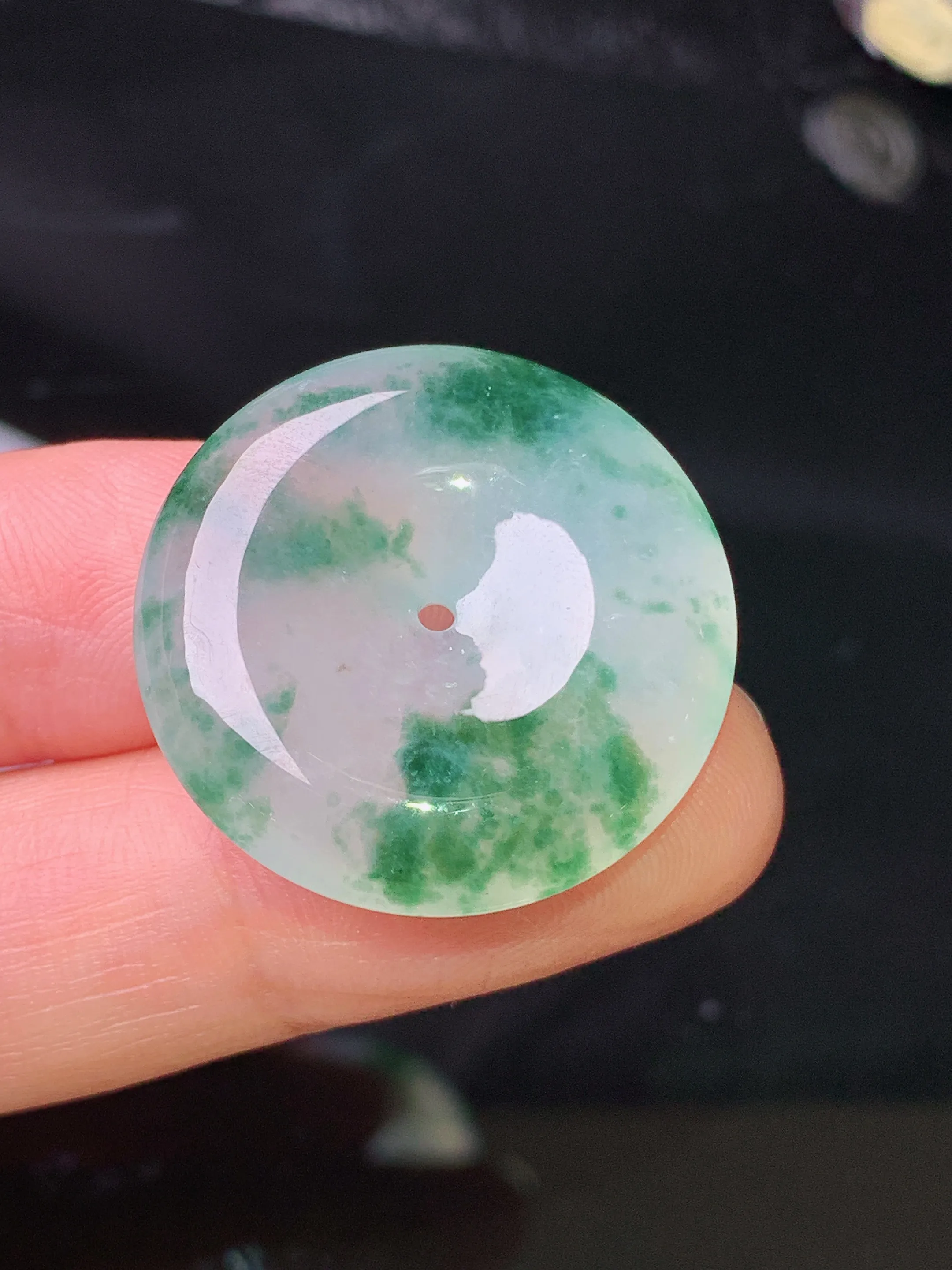 冰种飘绿平安扣吊坠 玉质细腻 色泽清新艳丽 整体尺寸25.7*5.6