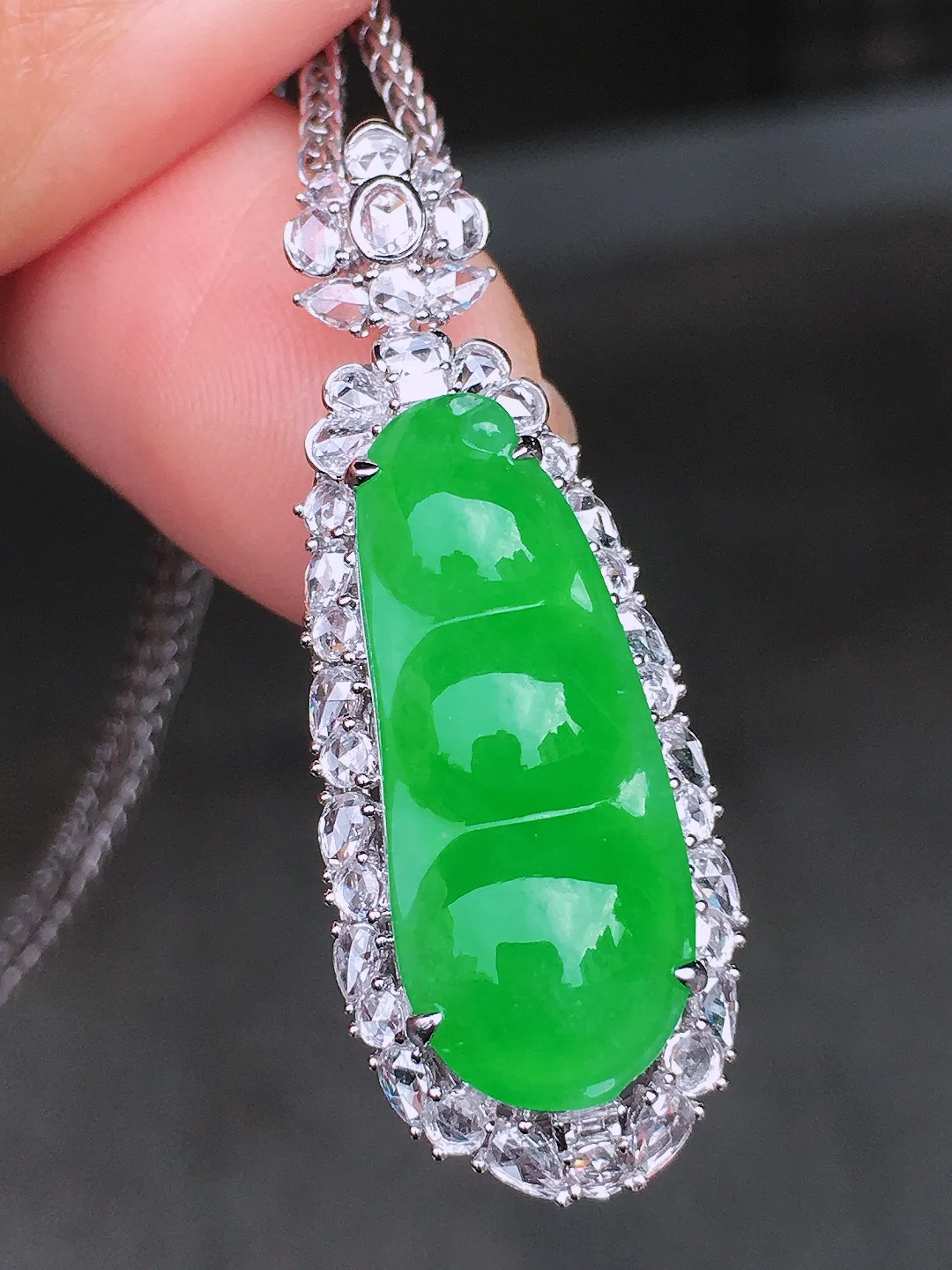 阳绿福豆吊坠，色泽均匀艳丽，玉质细腻，荧光感超
强，饱满圆润，尽显优雅气质，18k
金豪华镶嵌