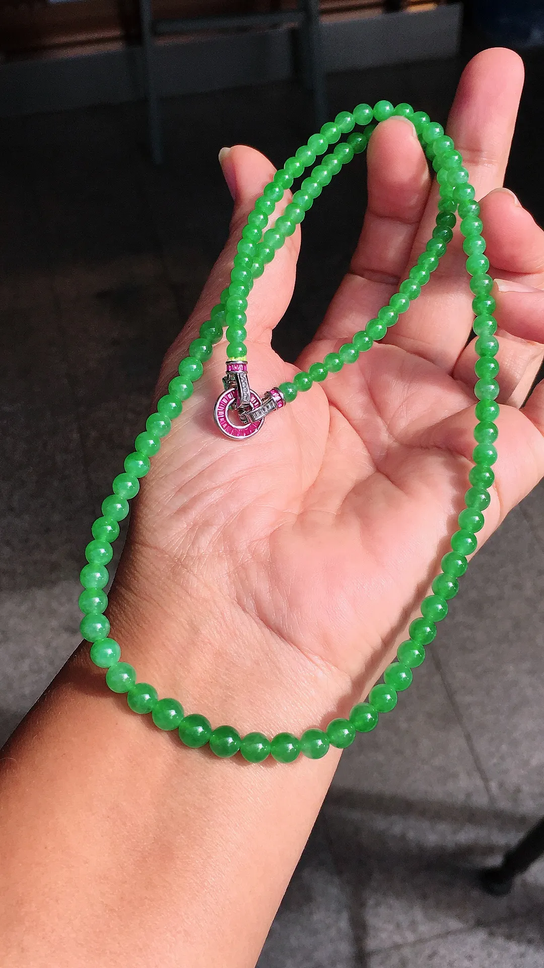 阳绿珠子项链，色泽均匀艳丽，玉质细腻，荧光感超
强，饱满圆润，尽显优雅气质，