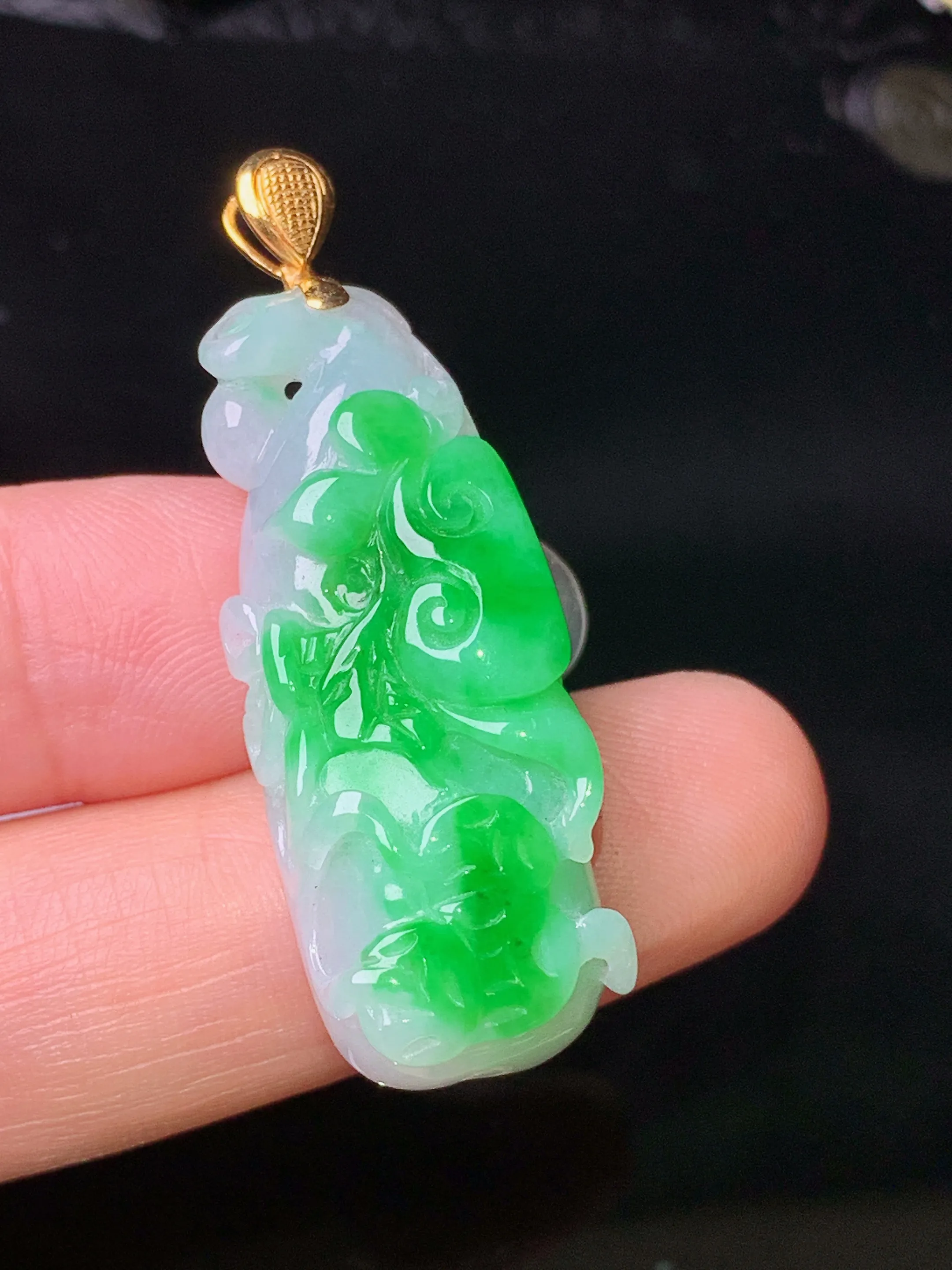18k金镶嵌飘绿如意吊坠 玉质细腻 色泽清新艳丽 整体尺寸41.7*13.8*9.3