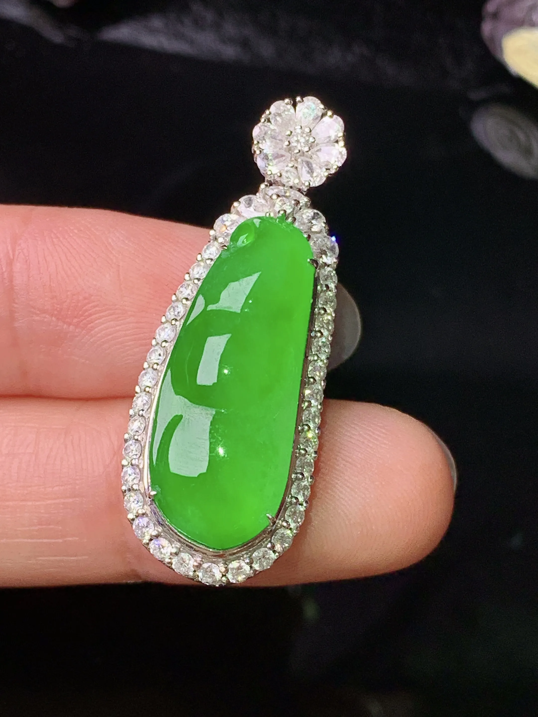 18k金钻镶嵌满绿四季豆吊坠 玉质细腻 色泽清新艳丽 整体尺寸35.6*13.5*11