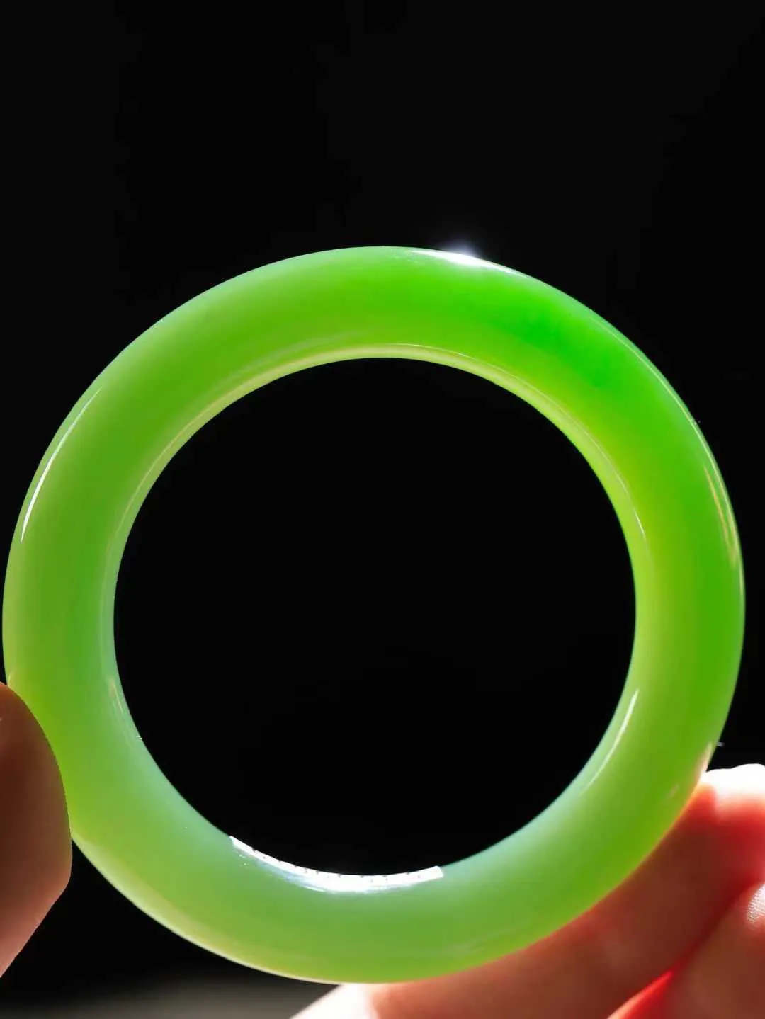 【悠悠芳华.镯】

典藏级臻品和田玉碧玉微猫眼圆条手镯 玉质温润 青葱岁月，尽收腕中，婉转流畅，凝岁月悠长。盈一眸恬淡，挽一抹绿意。重60克 内径53mm尺寸11.4-11.2mm561151913T