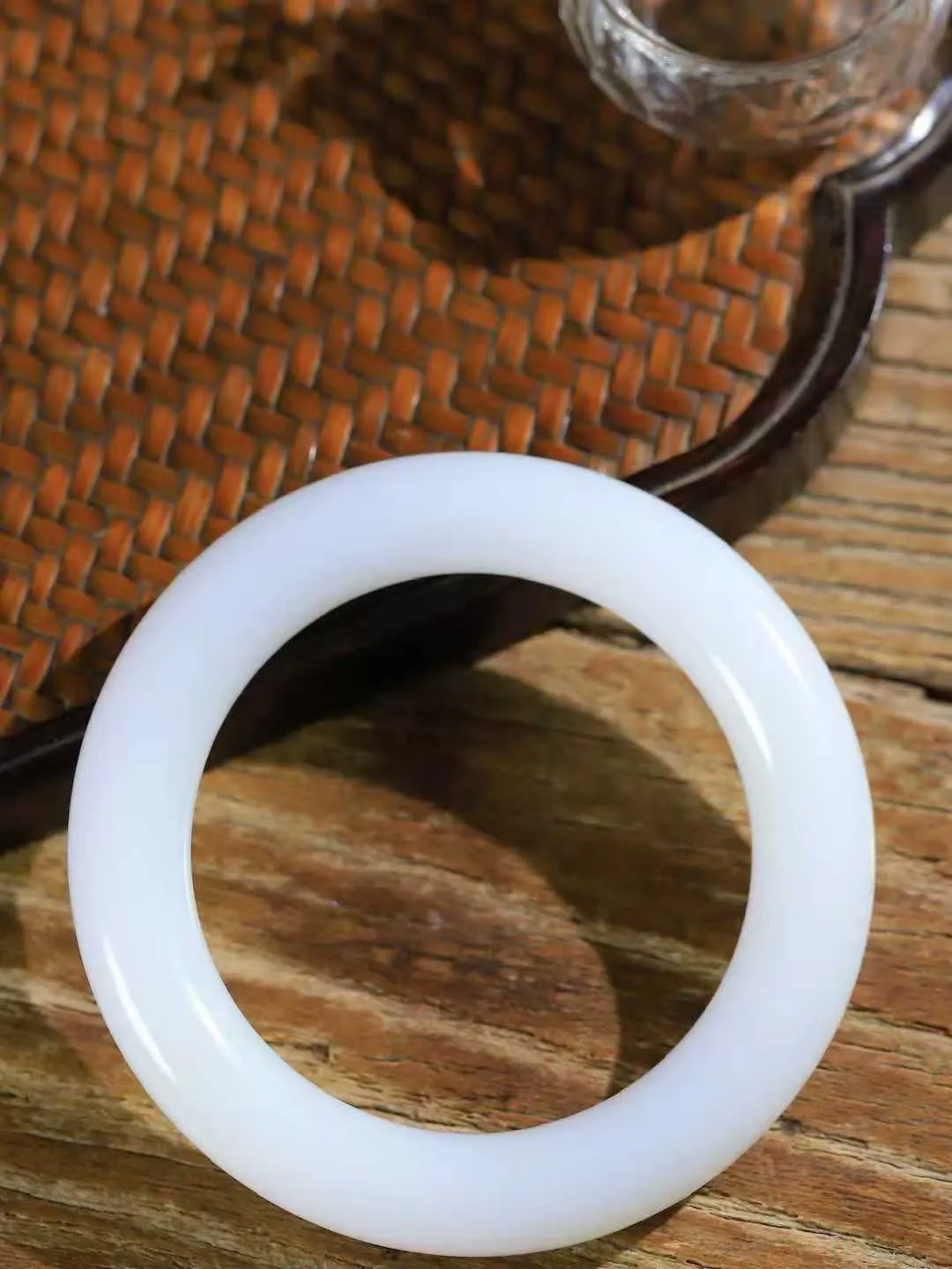 【玉佳人·手镯】

收藏级臻品️和田玉白玉圆条手镯 ，玉质细腻油润，做工细致精美，端庄素雅，亭亭玉立，芊芊素手。芊芊素手，怎能忘镯？秀美圆条，更显婀娜。内径53.5mm 尺寸11.9-11.7mm重66克 691101984T