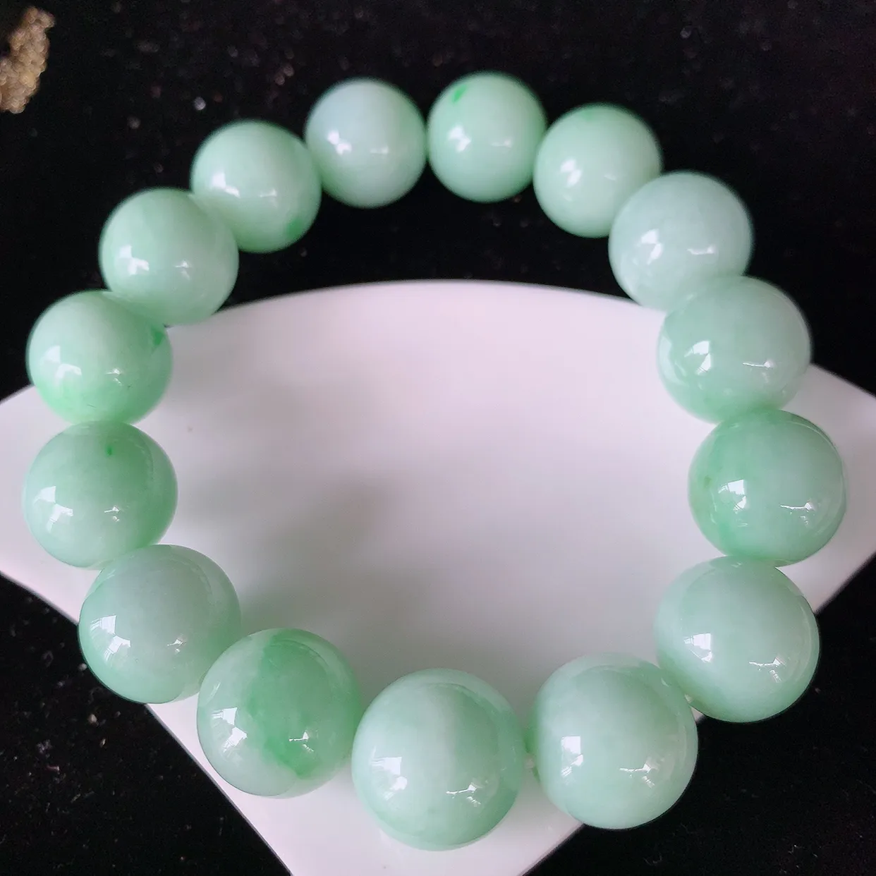 自然光实拍，冰润飘绿翡翠手串，种老水足，冰清玉润  颜色漂亮  #001.1取一尺寸13.5mm