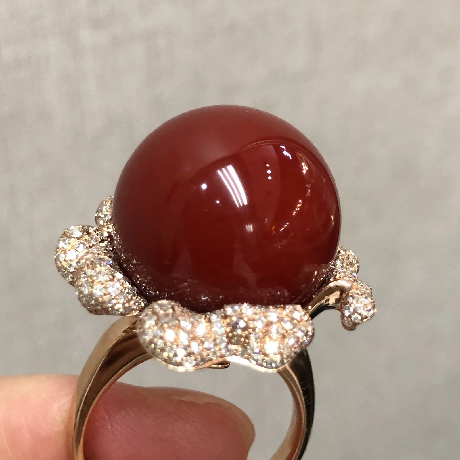 【天然日本阿卡牛血红珊瑚17.3mm豪华大圆珠戒指吊坠两用款】️遇不可求！豪华款！戒指吊坠两用款！天然无添加无优化，日本产地，阿卡材料，牛血红颜色，18K真金钻石满钻两用款豪华镶嵌！裸石尺寸17.3*17.3*17.3mm，整体尺寸24.6*24.3*20.2mm，重量为17.59克。圈口直径为18.2，圈口号为16.5，玻璃光泽强，具有收藏价值！