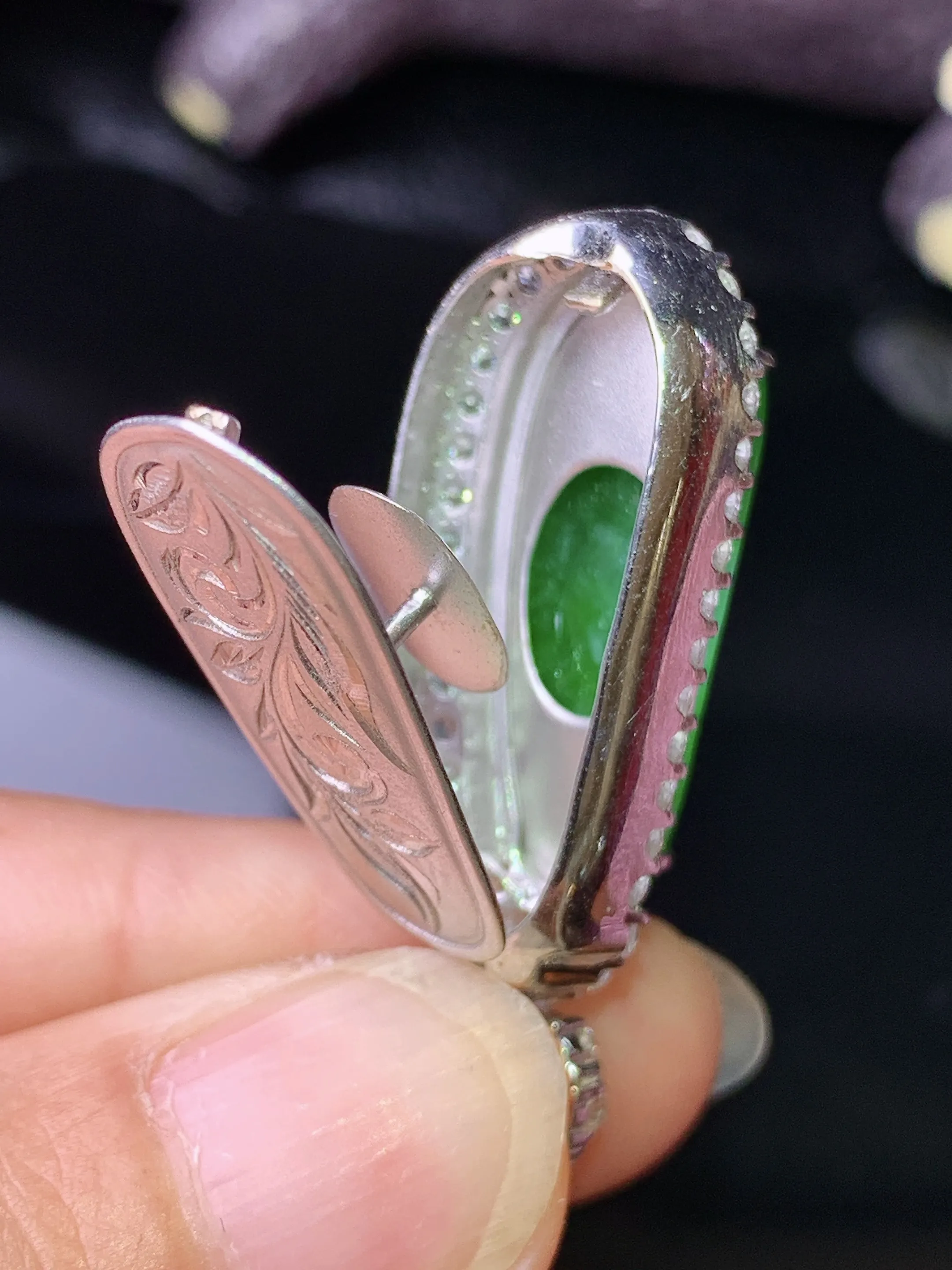 18k金钻镶嵌满绿四季豆吊坠 玉质细腻 色泽清新艳丽 整体尺寸35.6*13.5*11