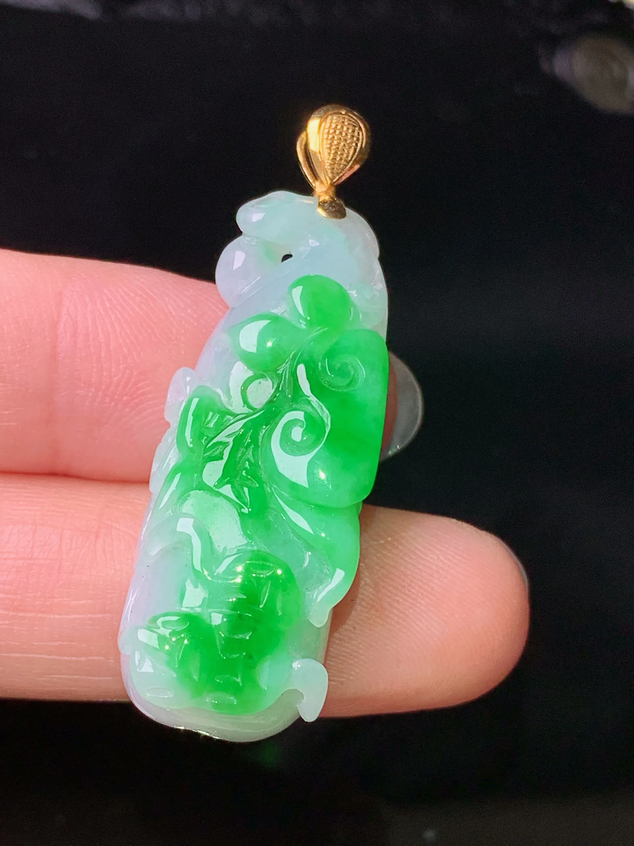 18k金镶嵌飘绿如意吊坠 玉质细腻 色泽清新艳丽 整体尺寸41.7*13.8*9.3