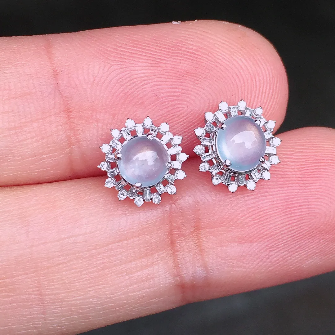 玻璃种蛋面耳钉，玉质细腻，荧光感超
强，饱满圆润，尽显优雅气质，18k
金豪华镶嵌