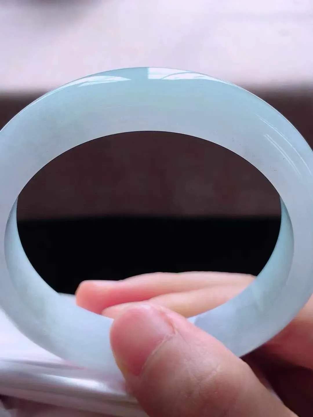 【翡翠名称】老坑种白冰53正圈口翡翠手镯
【翡翠尺寸】53*12.2*8.2mm适合53-55正圈口佩戴
【翡翠描述】缅甸天然翡翠A货，种老水足，玉质细腻，色泽靓丽，性价比高，佩戴效果好！