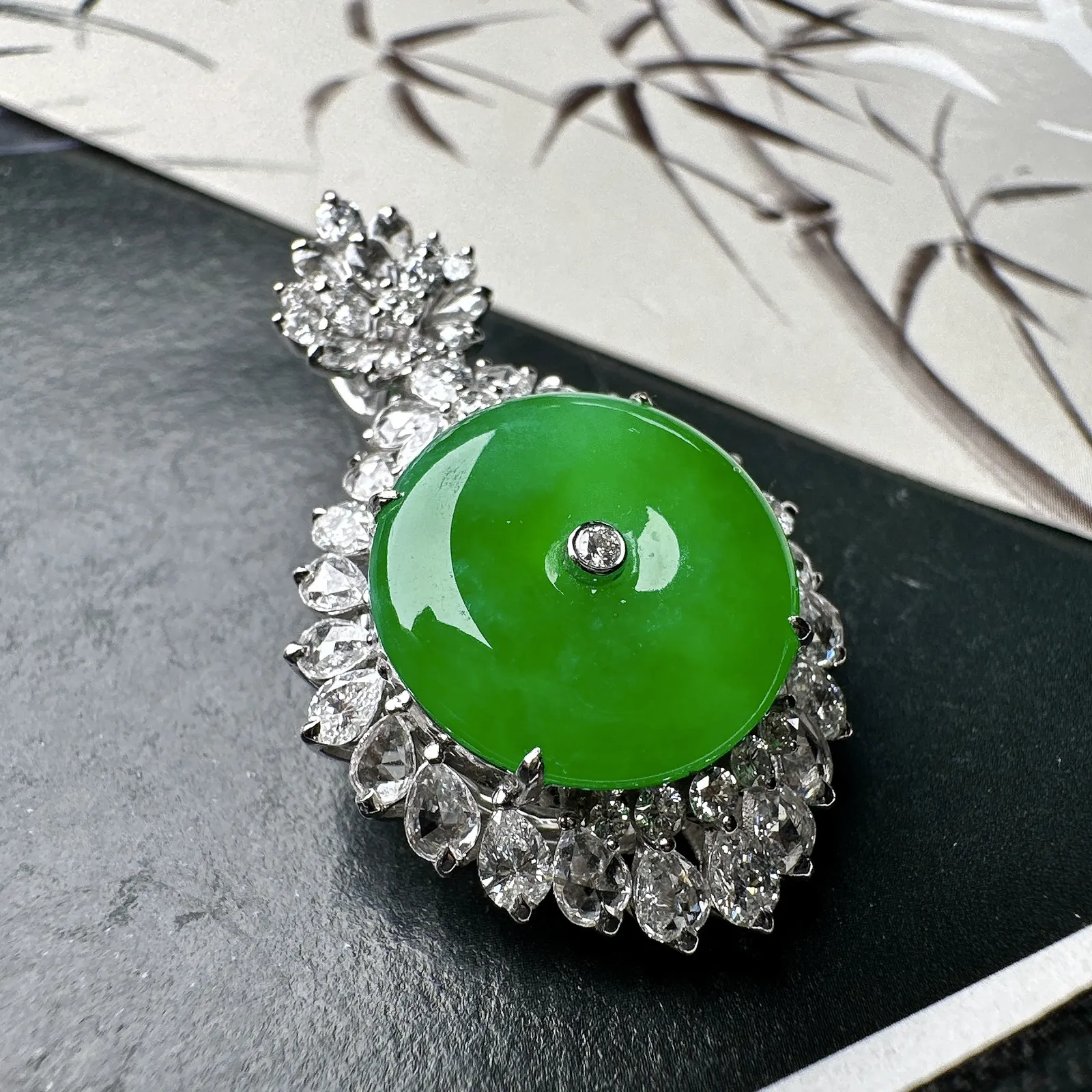 【冰种满绿平安扣】质地非常细腻，冰润十足，种老冰透，18k金钻镶嵌，裸石尺寸16.6*4.2毫米，收藏品质